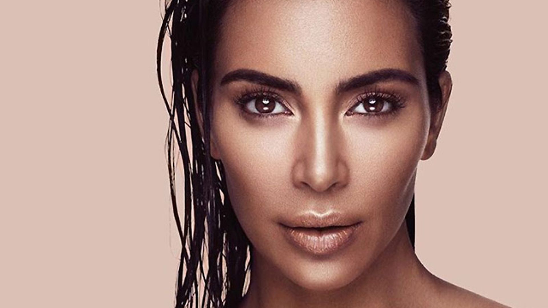 El 'contouring' también es para el verano, palabra de Kim Kardashian