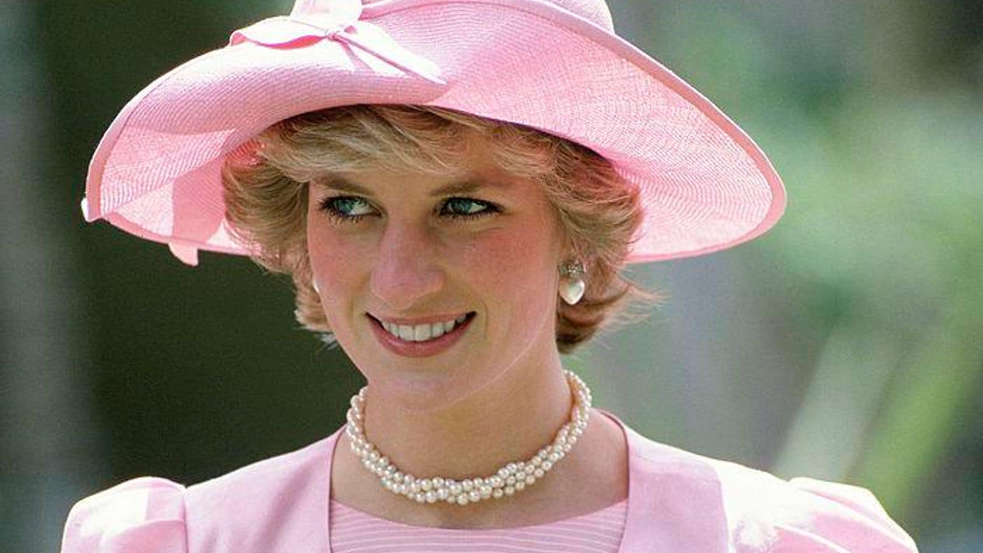 Vestido de Lady Di rompe récord en subasta millonaria