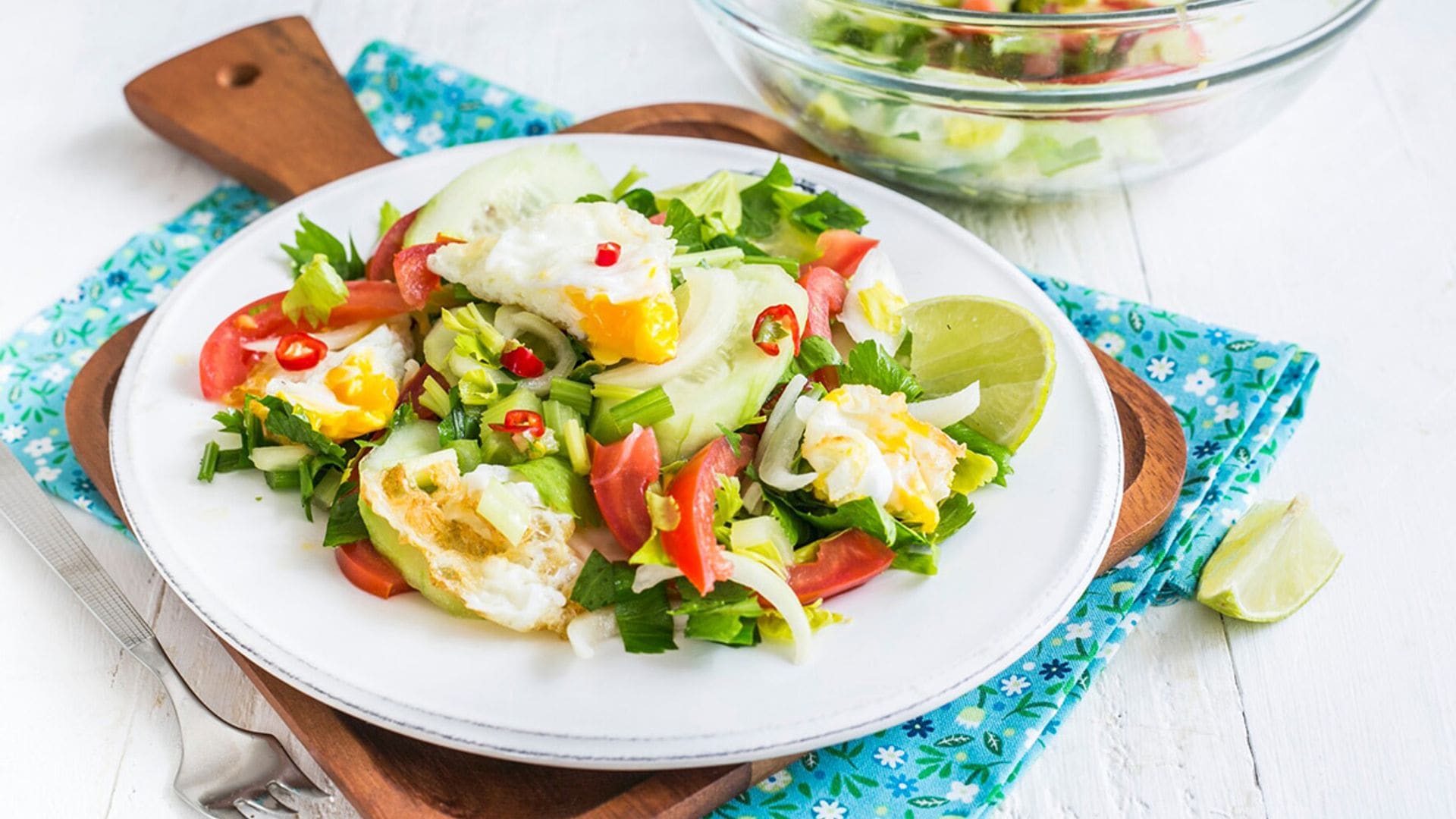 Ensalada tailandesa con huevos fritos