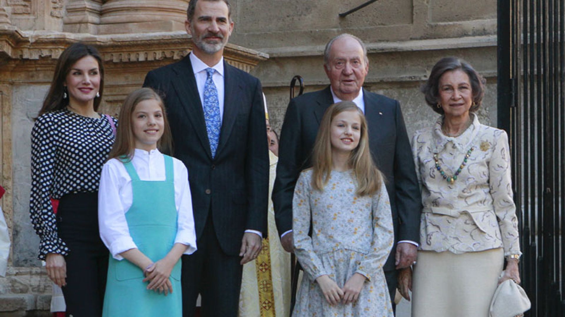 Don Juan Carlos y doña Sofía acompañan a los Reyes y a sus hijas en la tradicional Misa de Pascua