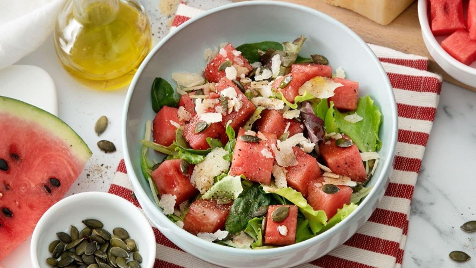 Ensalada de sandía con semillas de pipas de calabaza y queso