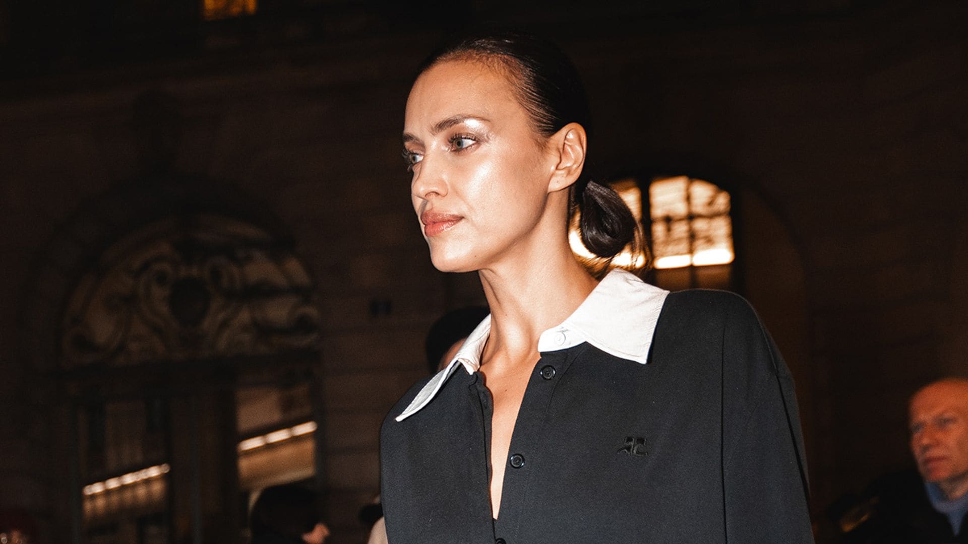 Irina Shayk arriesga con un look cómodo de invitada minutos después de desfilar en París