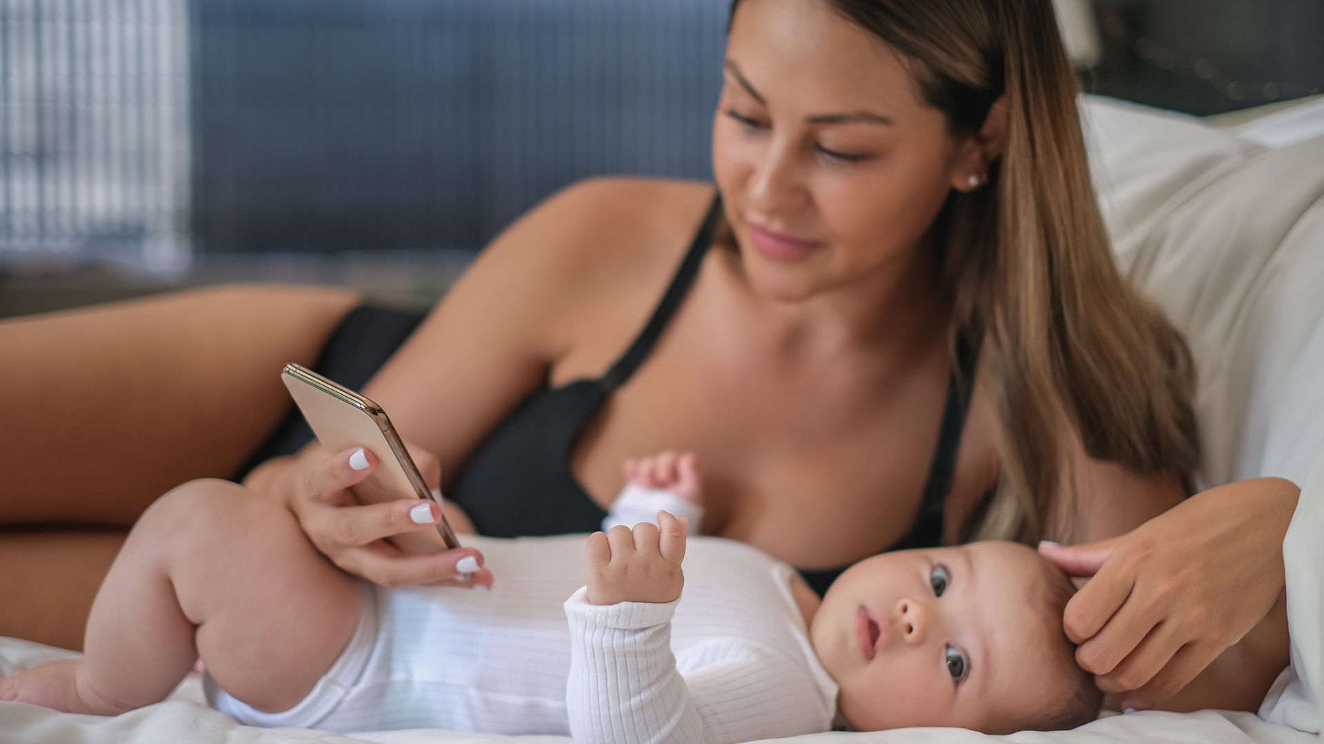 Madres que siguen a ‘influencers’ de maternidad: ¿a qué consejos hacer caso y a cuáles no?