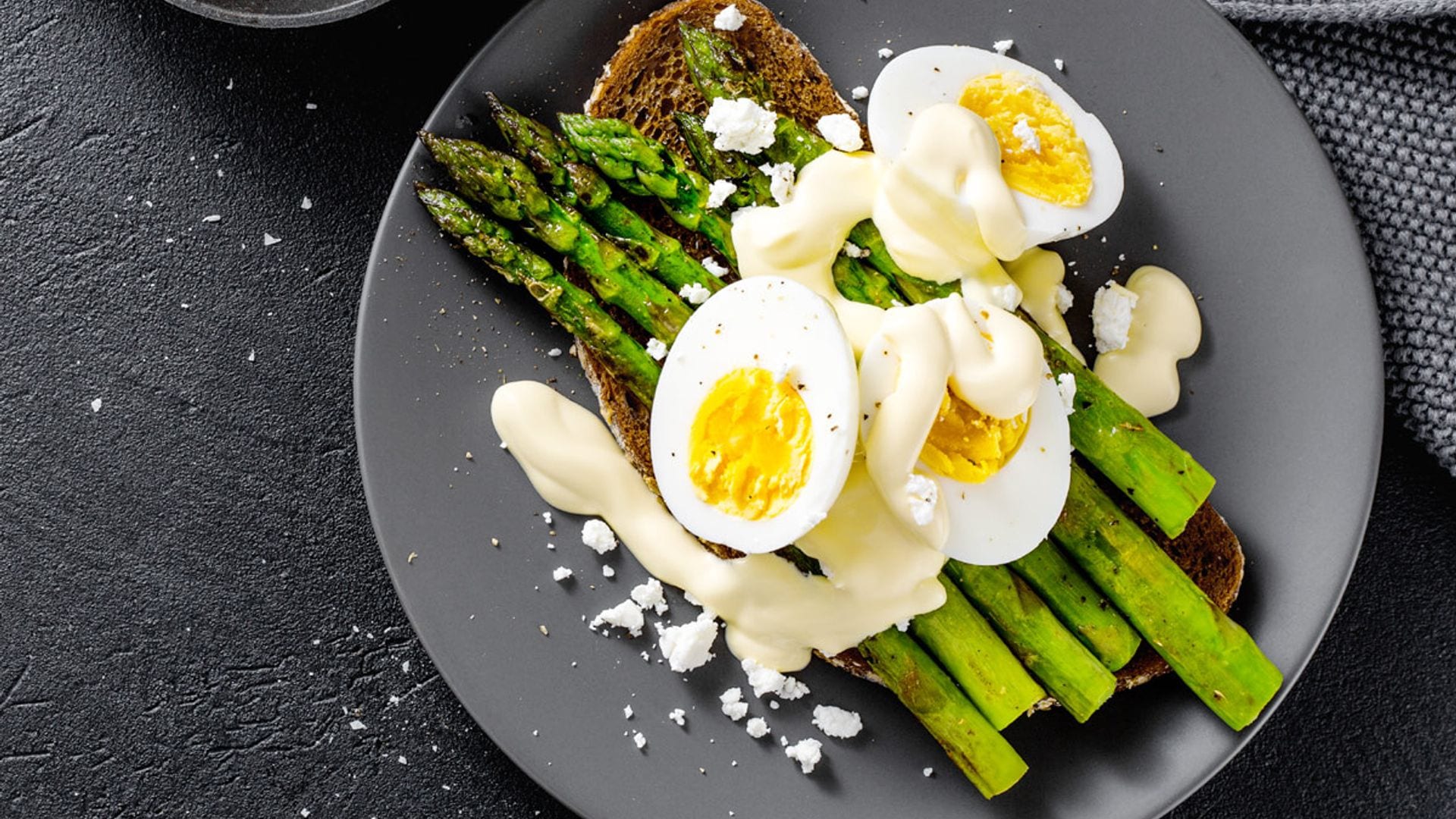 Tosta de espárragos, huevos y mayonesa 'light'