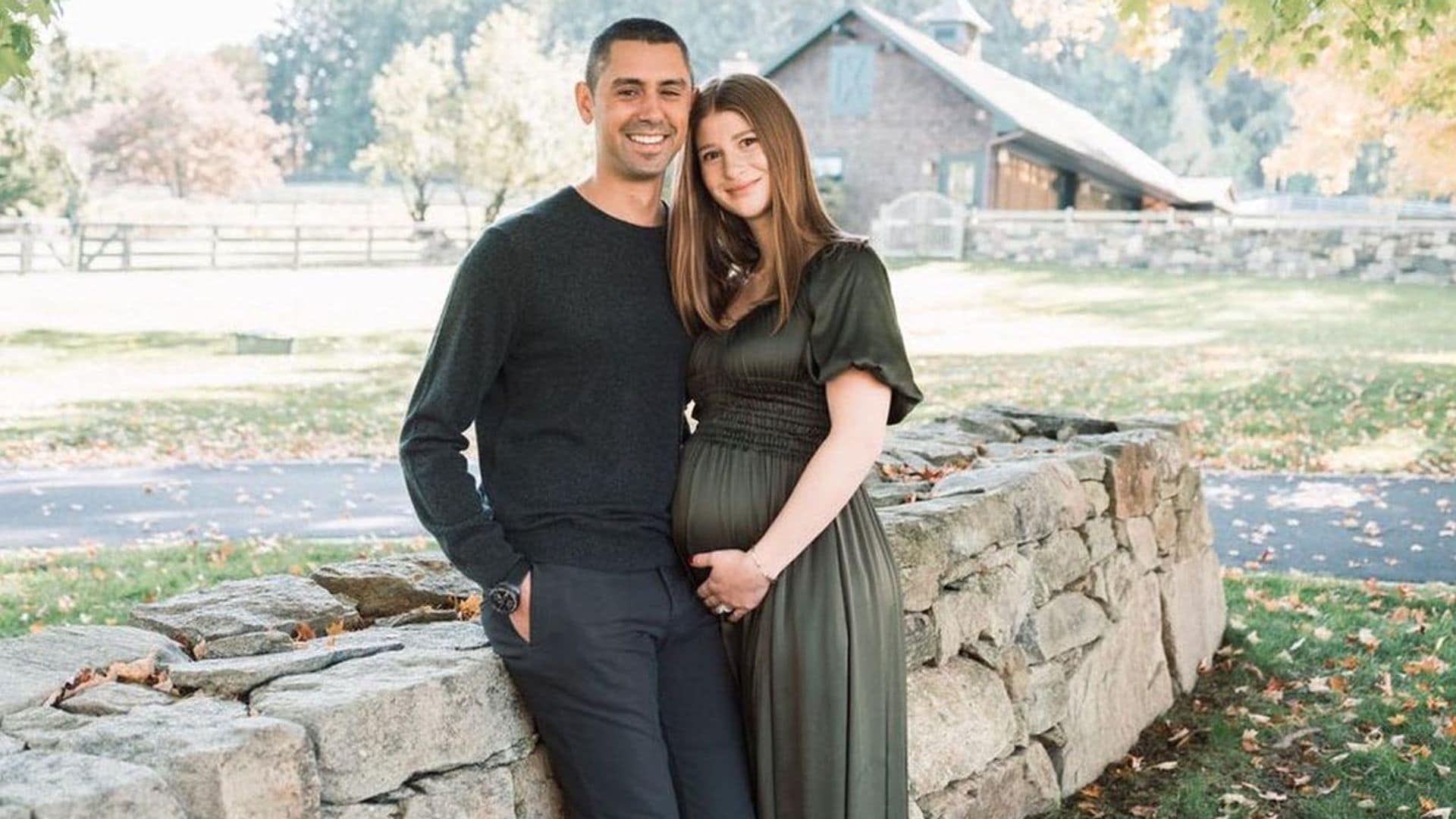 Jennifer Gates anunciando su primer embarazo junto a su marido Nayel Nassar