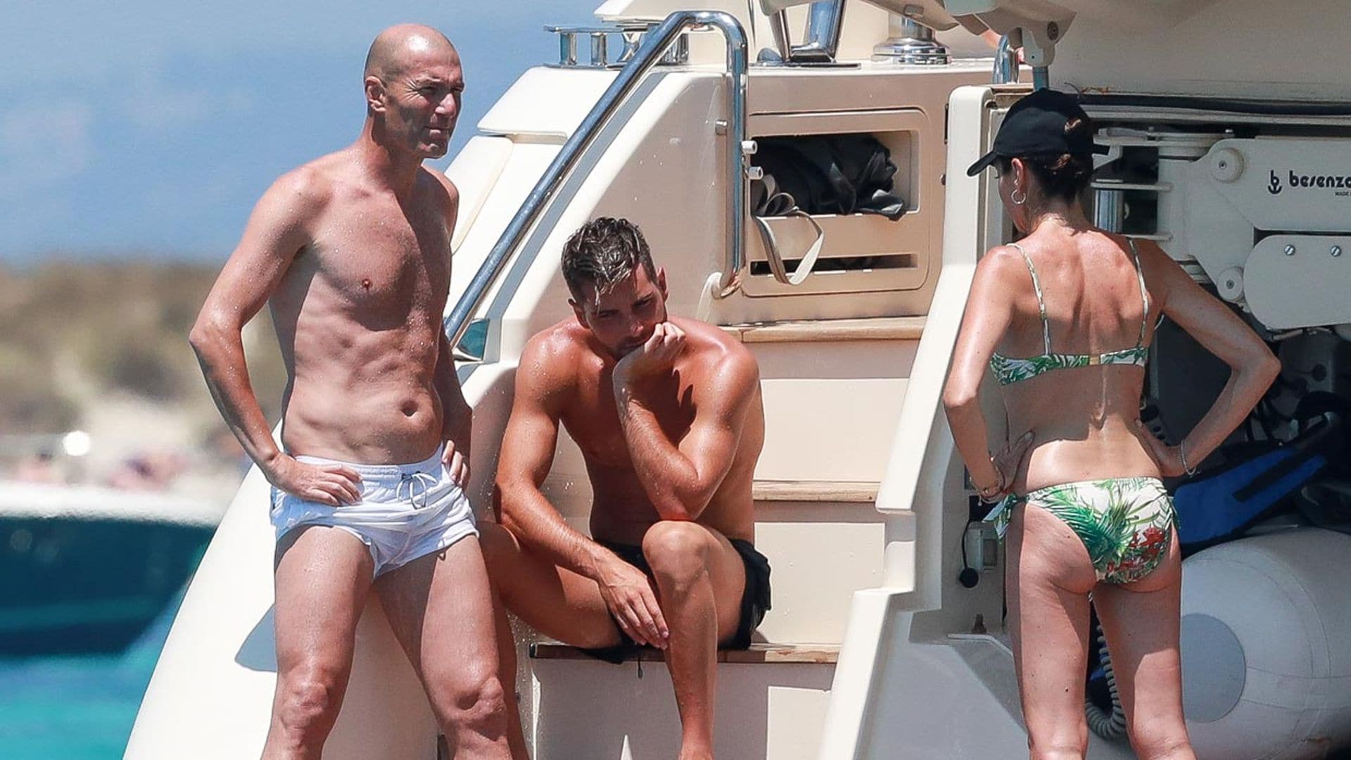 La familia 'modelo' de Zidane surca de nuevo las aguas de Ibiza