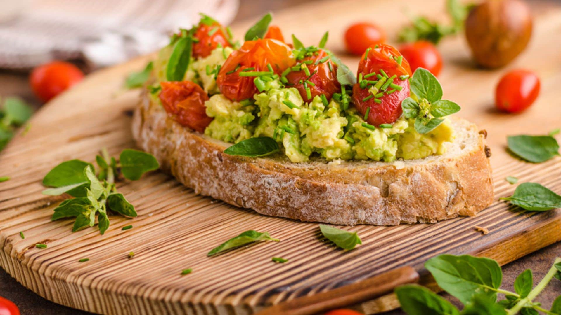 Tosta de aguacate con tomates cherry asados