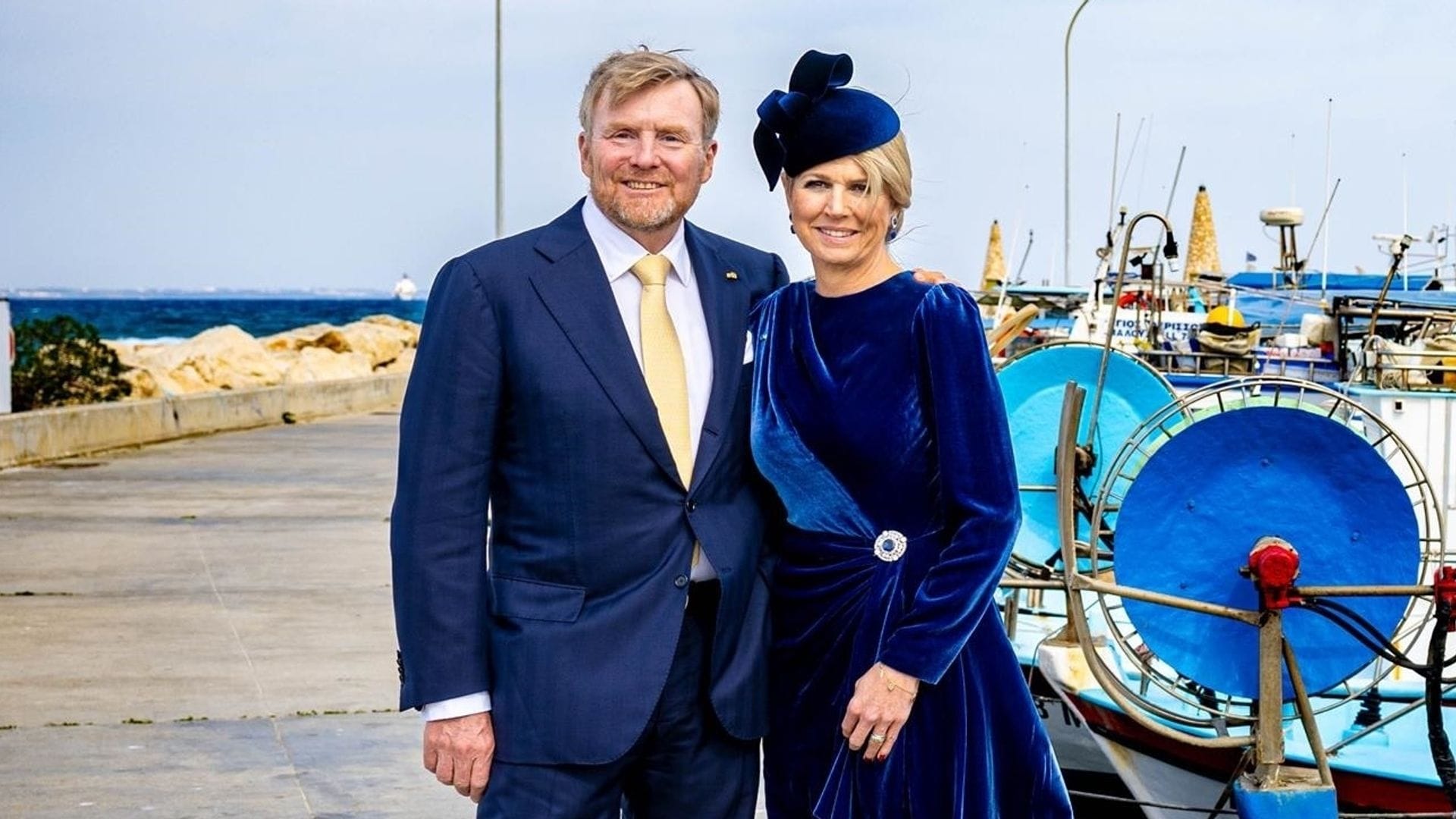 Máxima conquista Chipre con su vestido de terciopelo azul y el broche customizado de la reina Guillermina