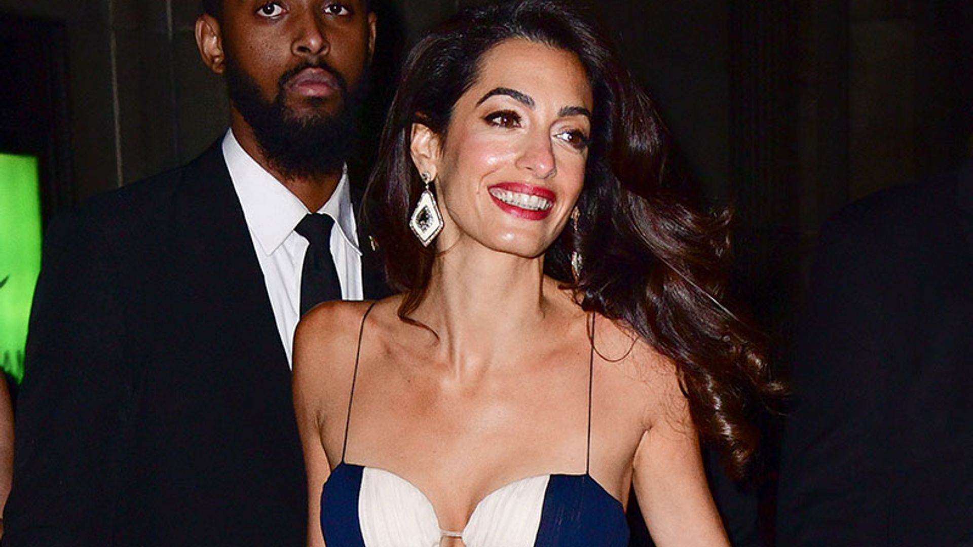 ¿Eres bajita? Con este truco de Amal Clooney podrás llevar vestidos largos