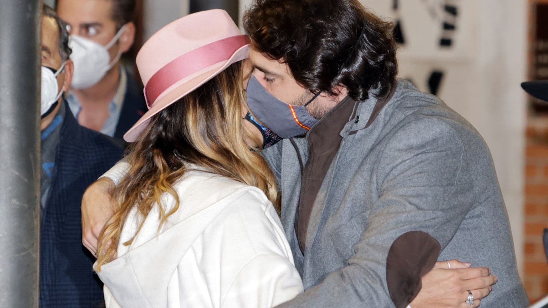 El abrazo lleno de amor de Javier Ungría a Elena Tablada en la despedida de la abuela de la diseñadora