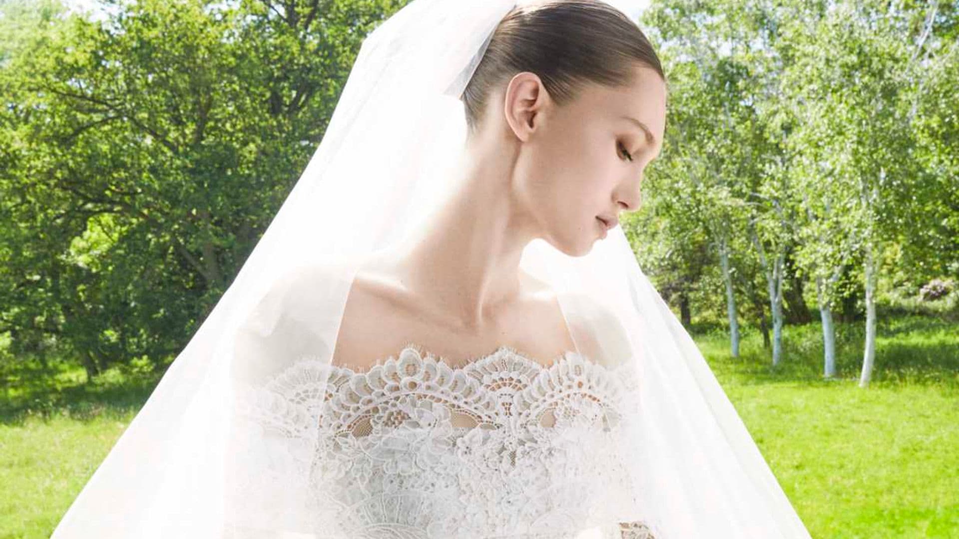 Los vestidos de novia de Elie Saab para 2024 están llenos de brillos y de siluetas hiperfemeninas