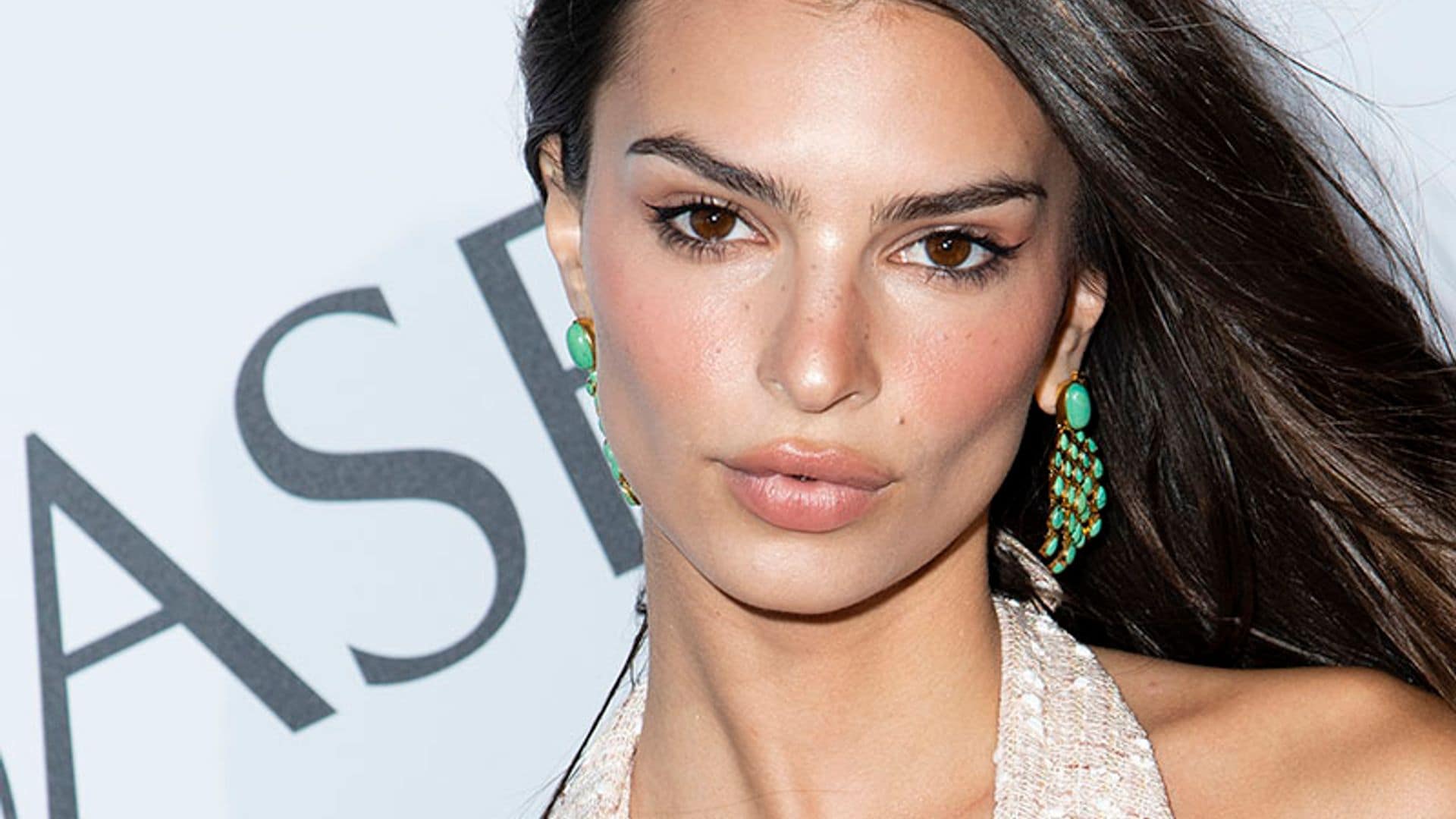 Emily Ratajkowski o cuando un truco de maquillaje rejuvenece al instante