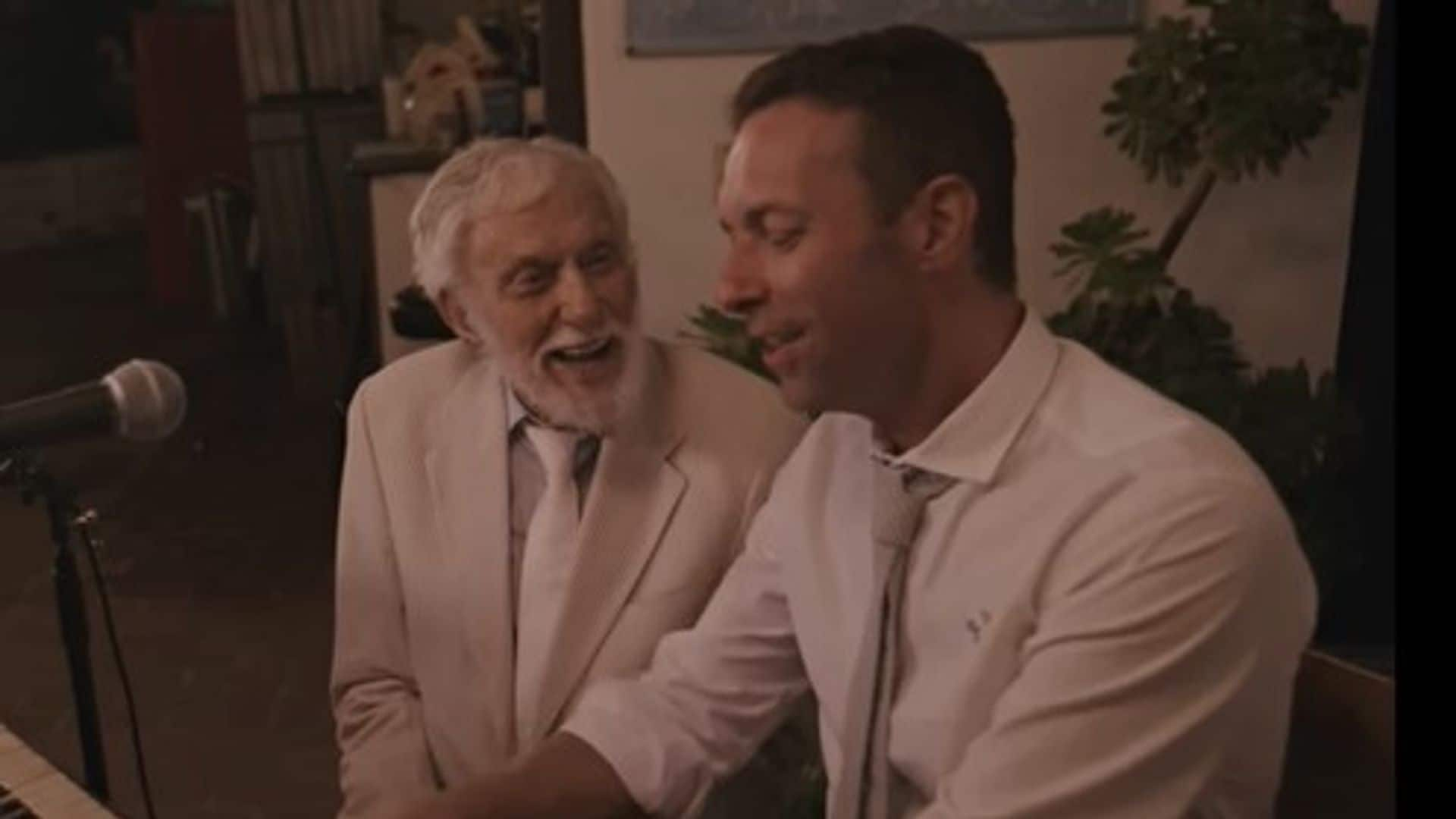 El inolvidable Dick Van Dyke de 'Mary Poppins' protagoniza el videoclip de Coldplay a sus 98 años