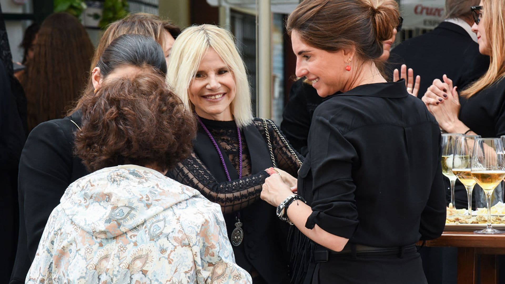 Las imágenes del cariñoso encuentro entre Cayetana Rivera y Eugenia Martínez de Irujo con Lourdes Montes y Francisco Rivera