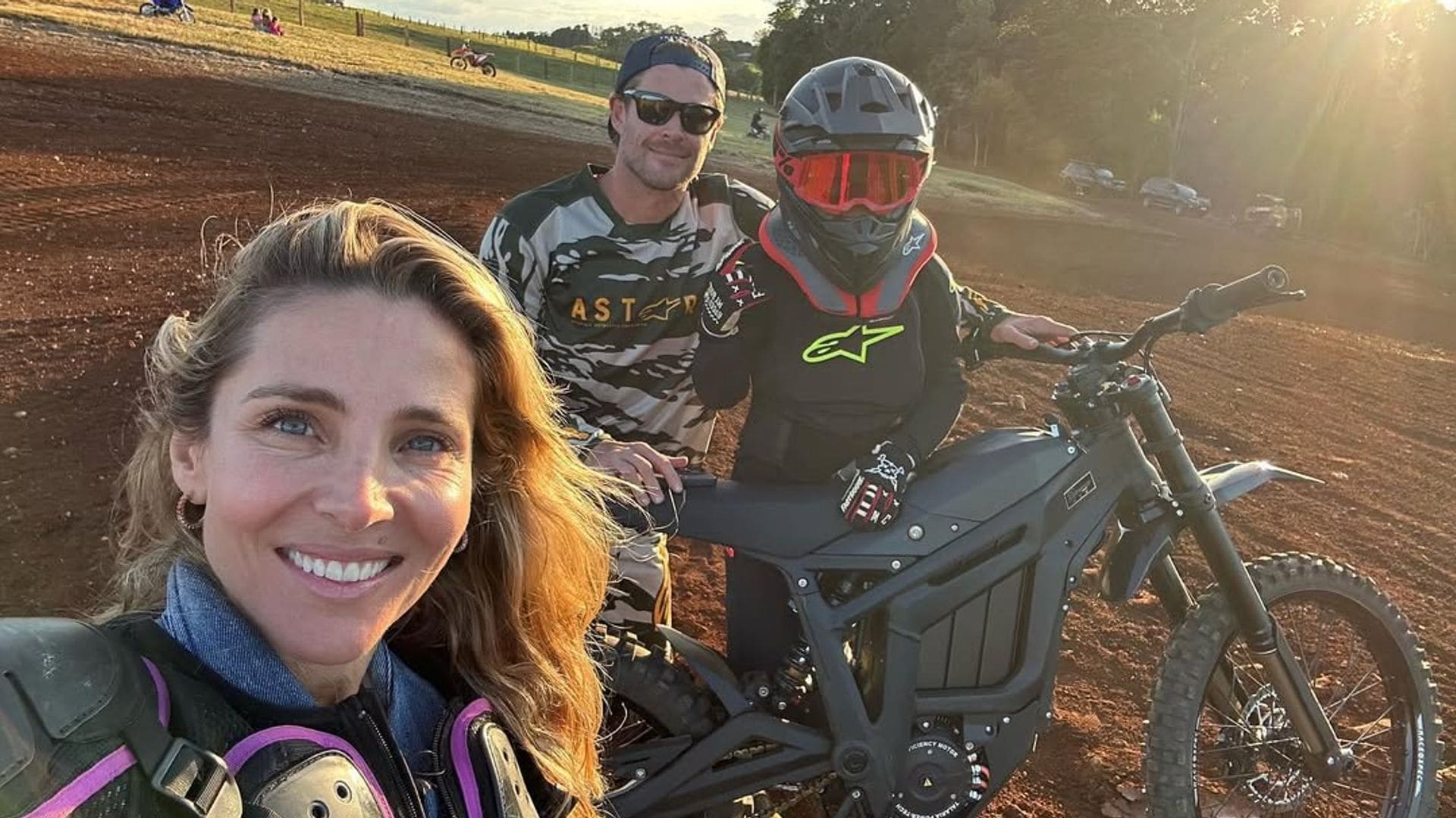 La espectacular ruta de Elsa Pataky y sus hijos al colegio, en bici eléctrica y por la playa