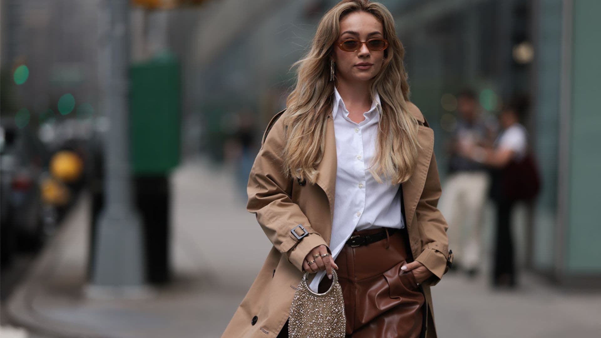 Cómo combinar en looks originales la gabardina beige que nunca pasa de moda