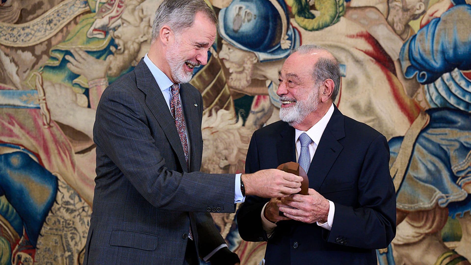 El premio que el Rey Felipe de España ha entregado al empresario Carlos Slim