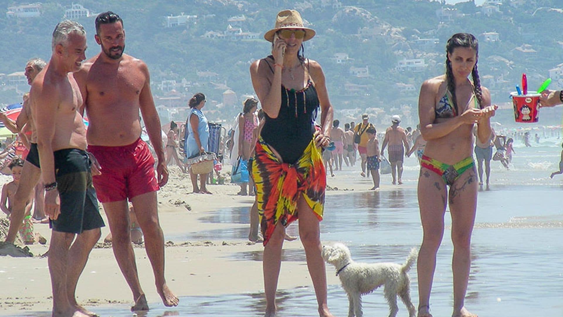 Paz Padilla, divertida jornada de sol y juegos en las playas de Cádiz