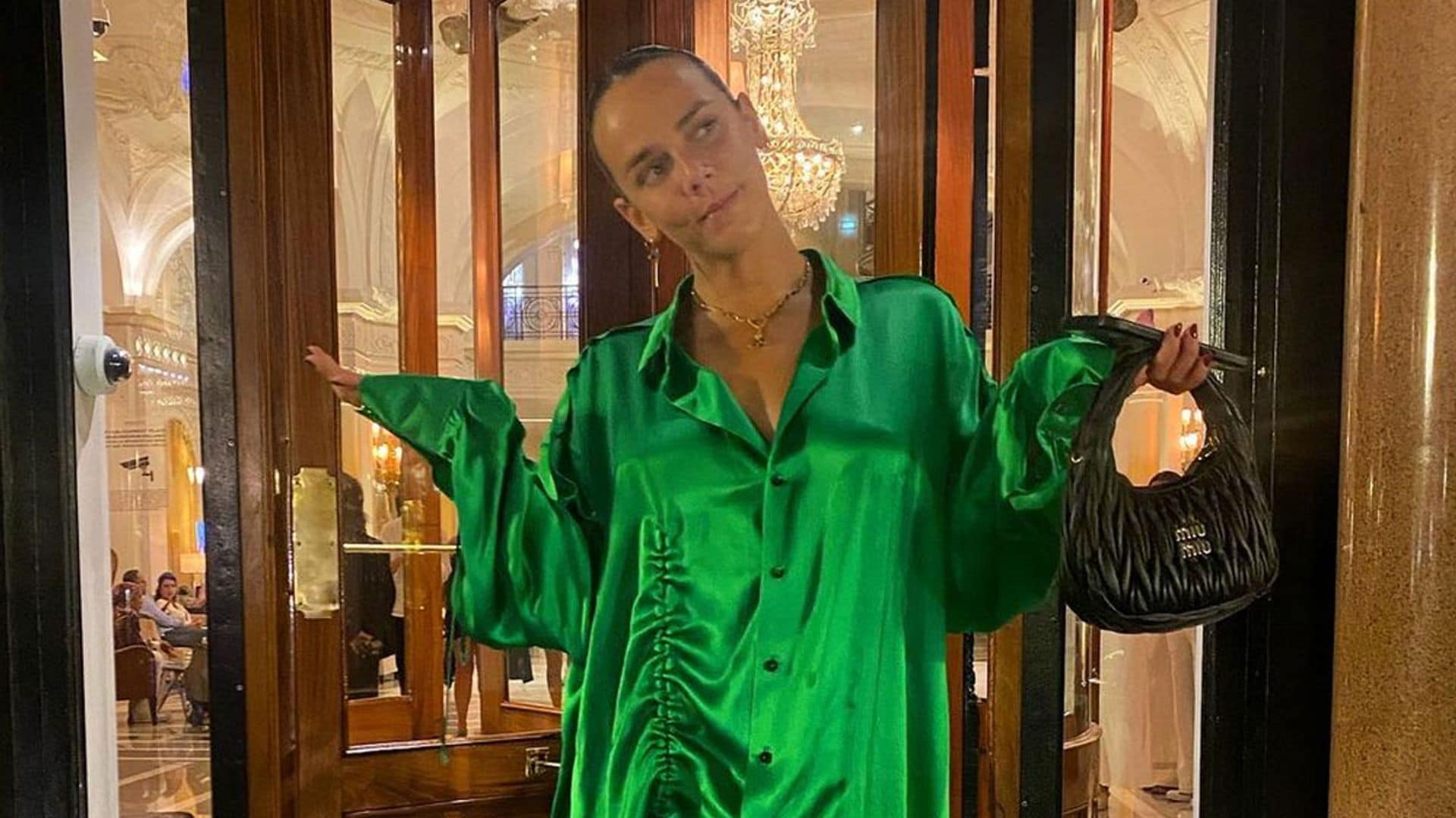 Pauline Ducruet desvela su look fetiche: camisa de seda sostenible con sandalias de cristales