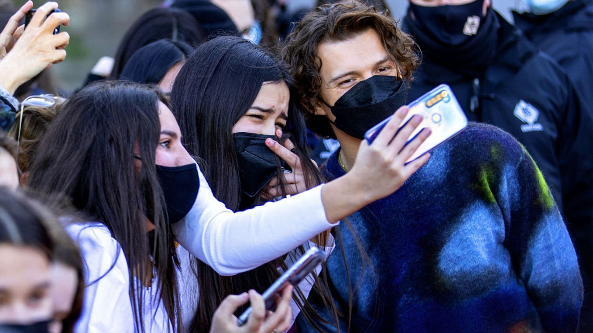 Tom Holland levanta pasiones en Barcelona durante la presentación de su última película