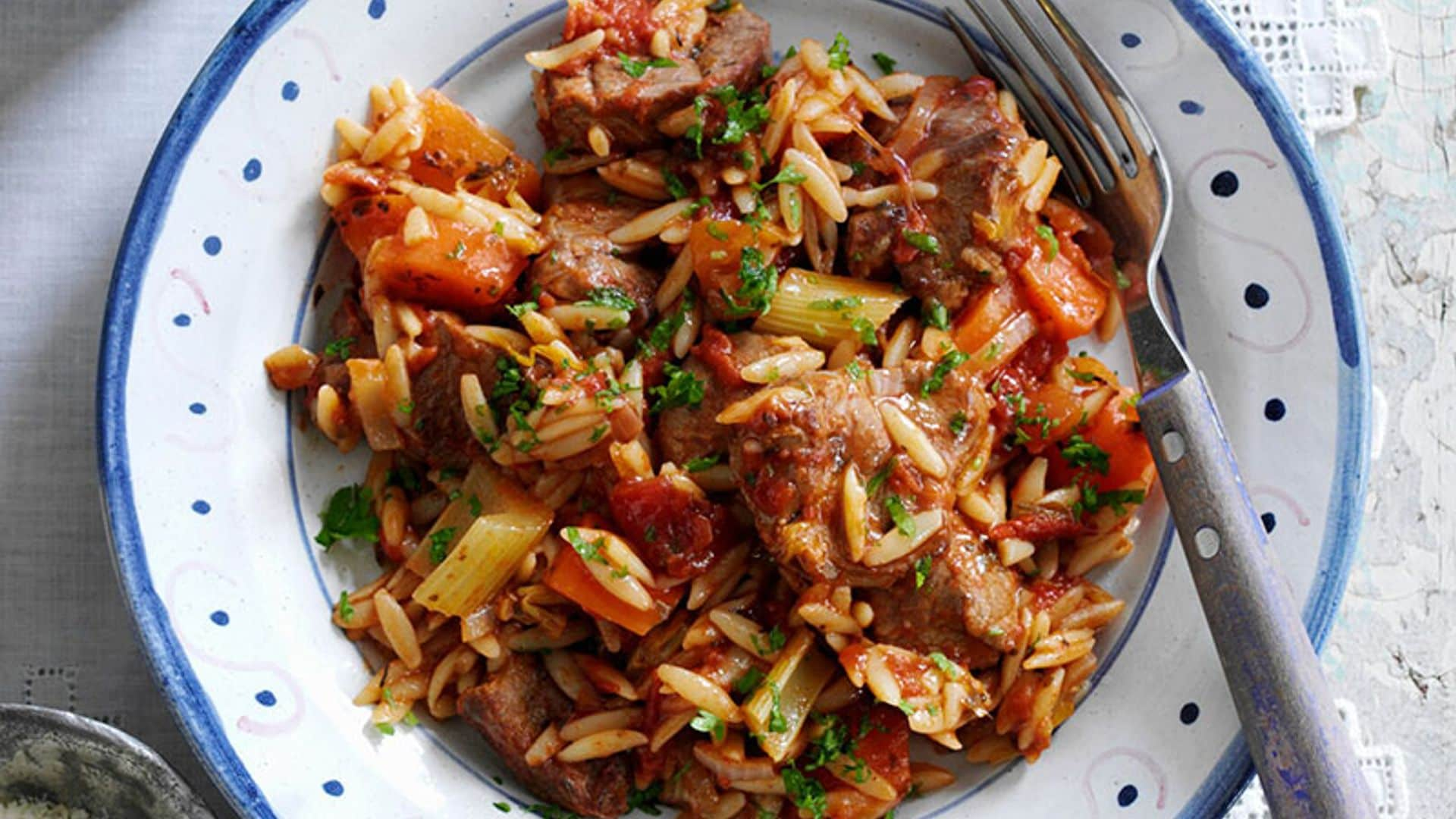 Orzo con cordero guisado y verduras