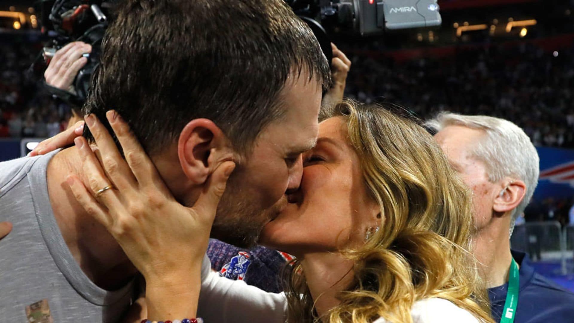 El beso entre Tom Brady y Gisele Bündchen, ¡lo más comentado del Super Bowl!