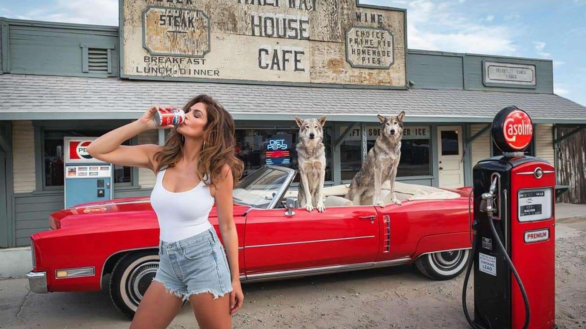 Cindy Crawford vuelve a rodar el icónico 'spot' con el que se hizo famosa hace 30 años