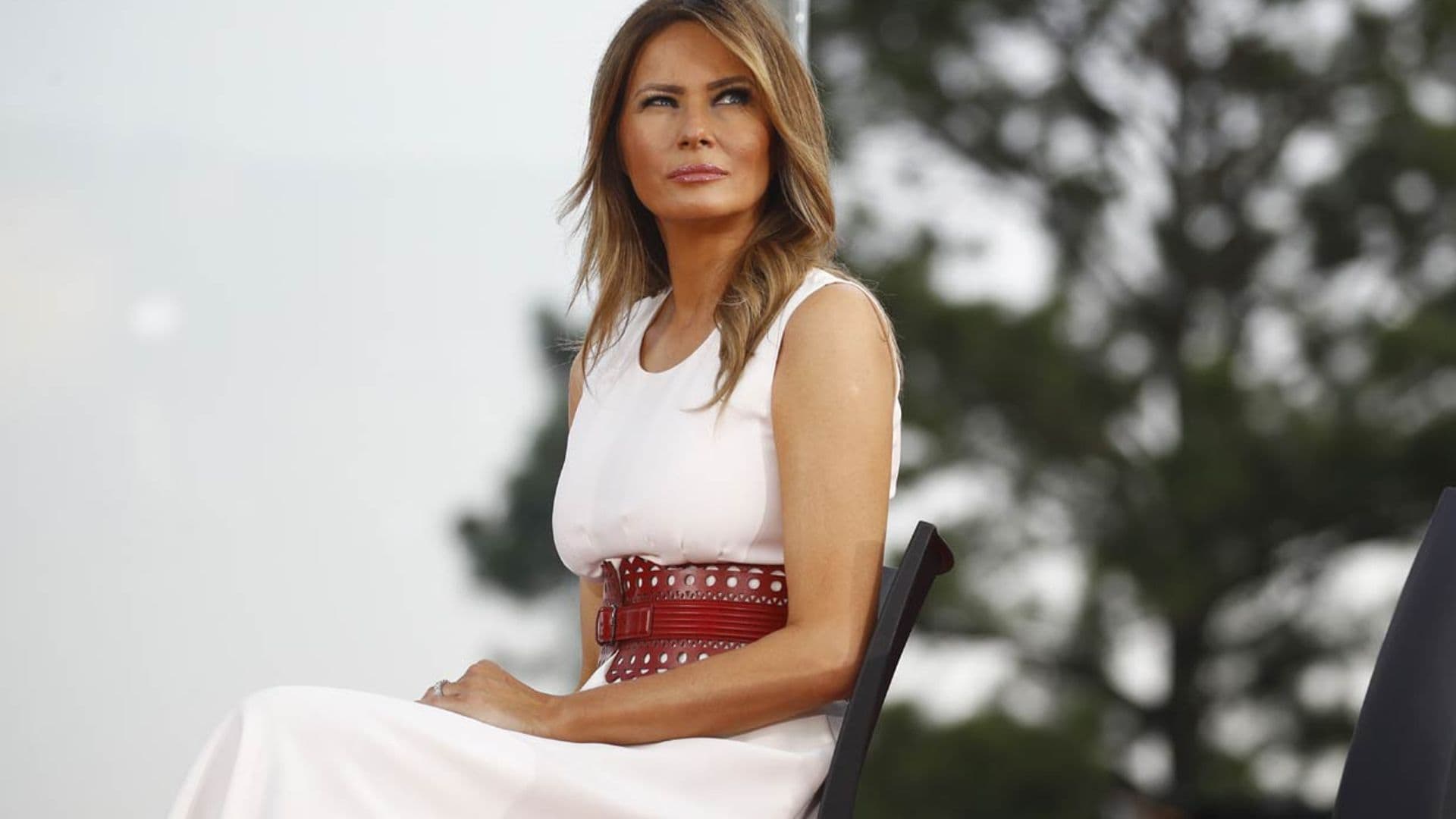 Fajín de piel y zapato plano: el inesperado look de Melania para celebrar el 4 de julio