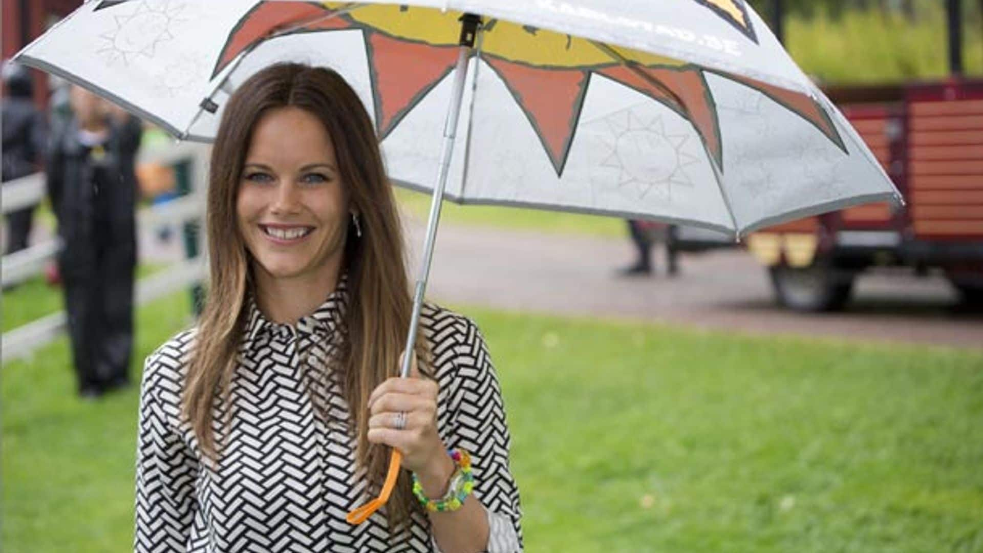 Sonrisas bajo la lluvia… Sofia de Suecia cautiva en su primer viaje como princesa