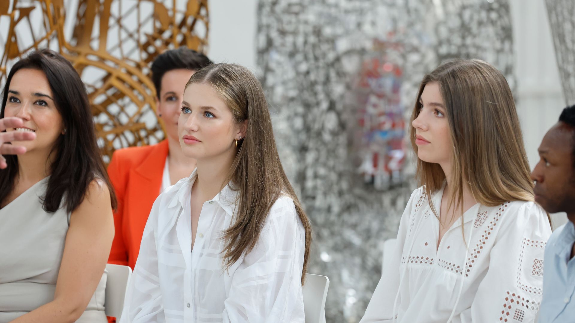 La princesa Leonor y la infanta Sofía en el estudio del escultor Jaume Plensa