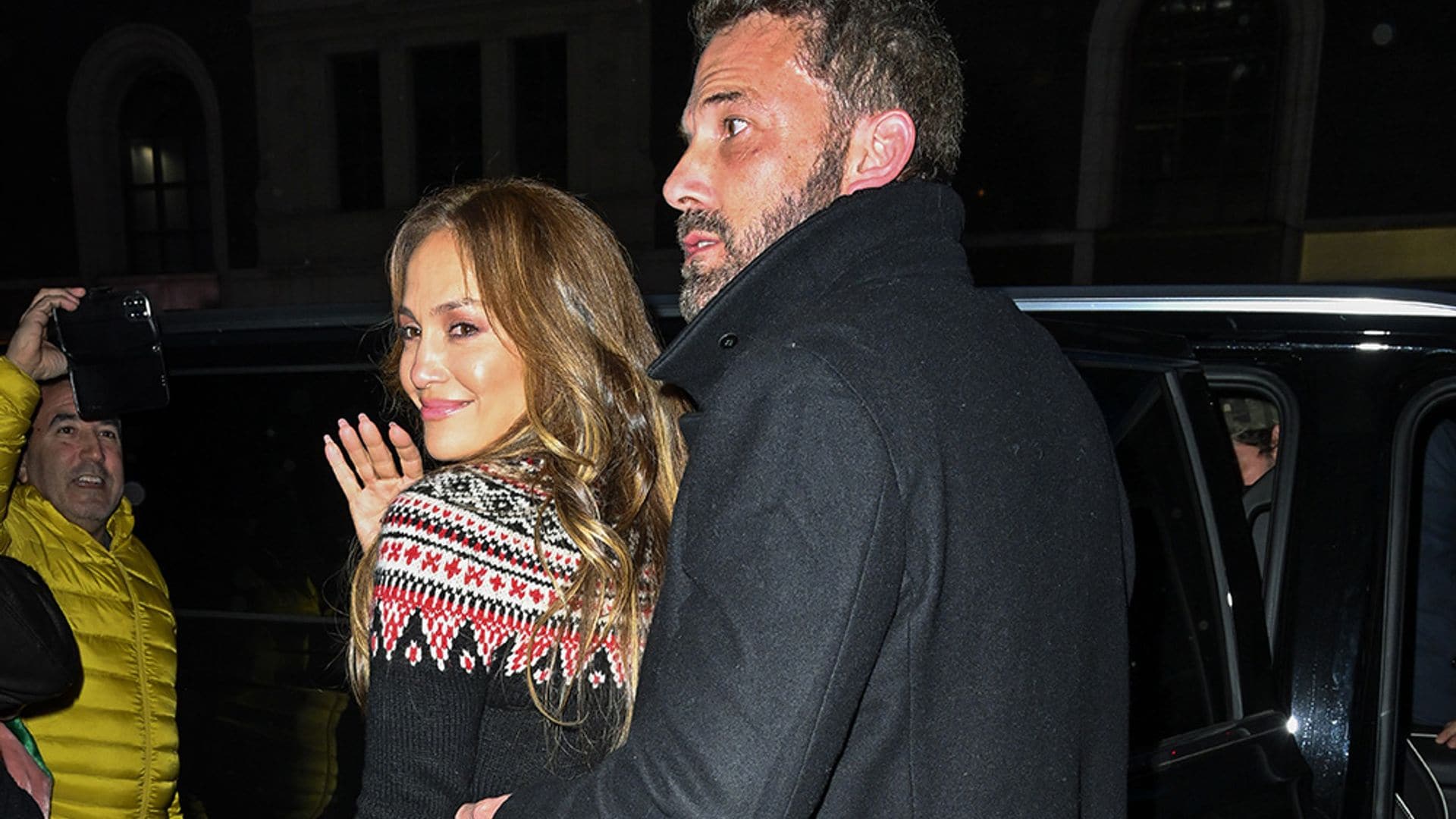 Jennifer Lopez reaparece con un look navideño de princesa y anuncia una de las noticias más esperadas