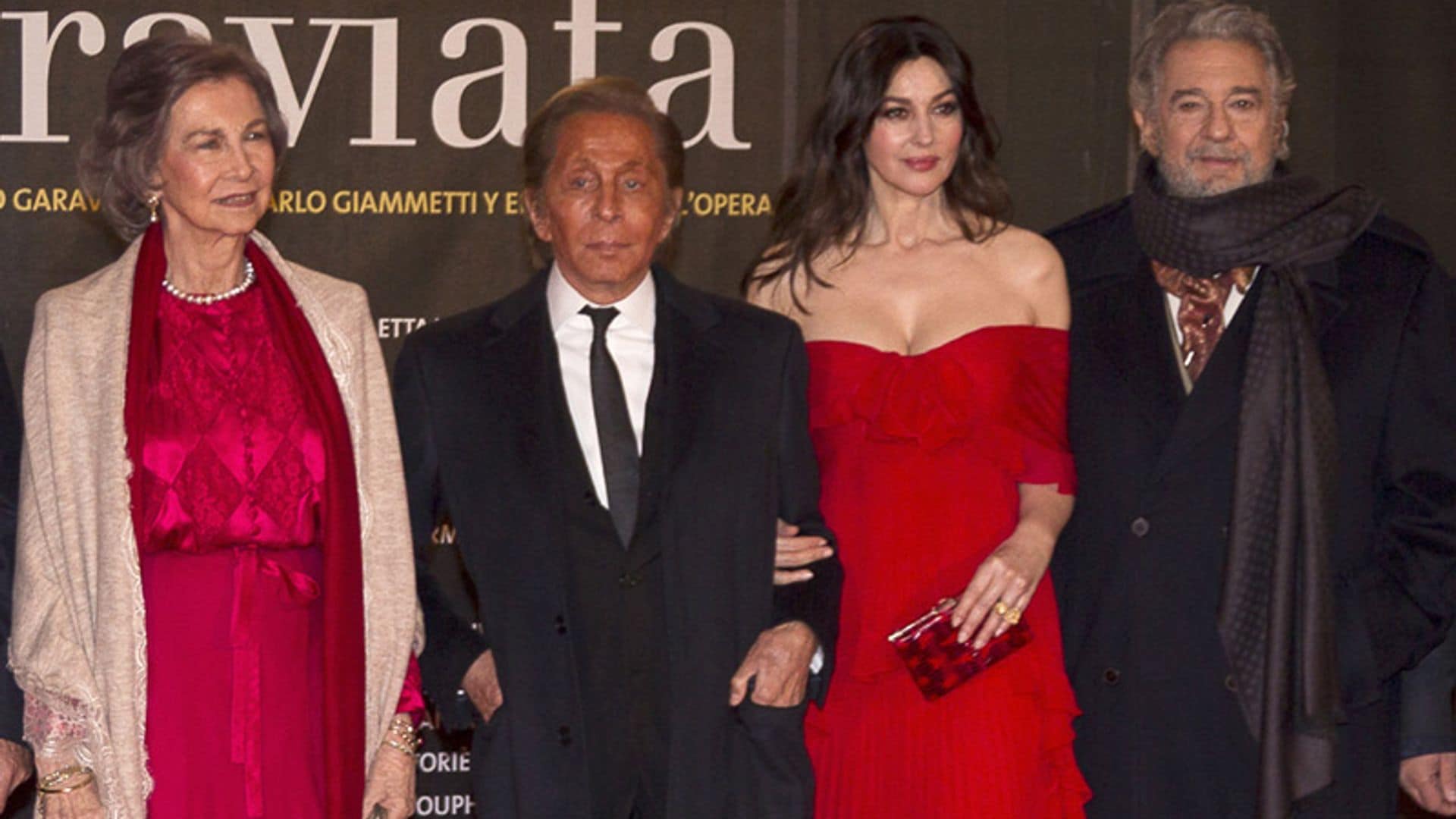 La reina Sofía coincide con Monica Bellucci, Valentino, Alfonso de Borbón y Margarita Vargas en una noche estrellada en la ópera