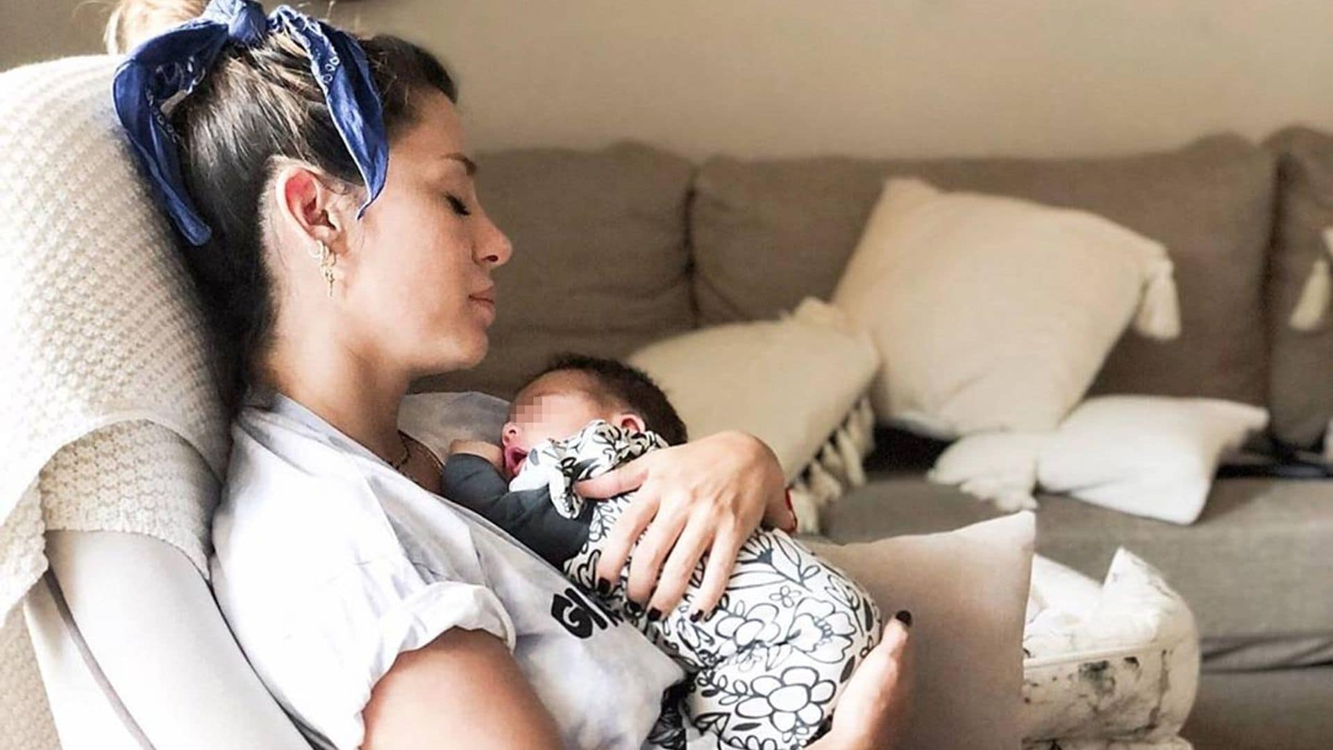 Un 'bollito' y una jirafa, la felicidad de Elena Tablada con los pequeños de la casa