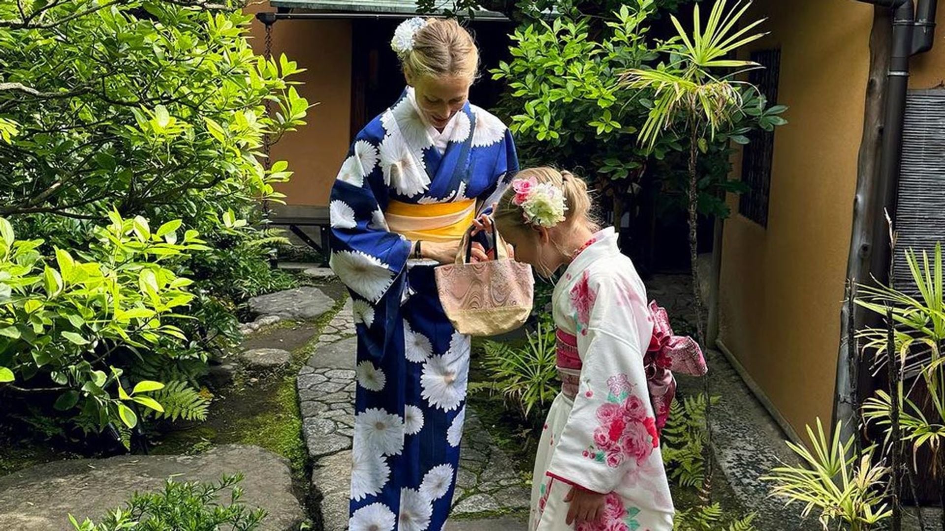 Vanesa Lorenzo y Carles Puyol descubren Kyoto con sus hijas, Manuela y María, de 10 y 8 años