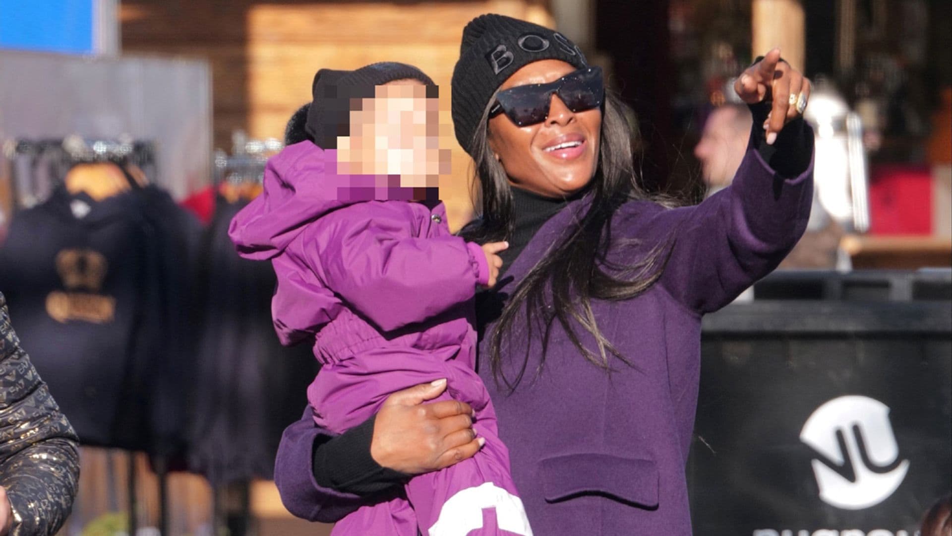 Naomi Campbell y su hija, con looks a juego, se adelantan a la Navidad tras su viaje a Galicia