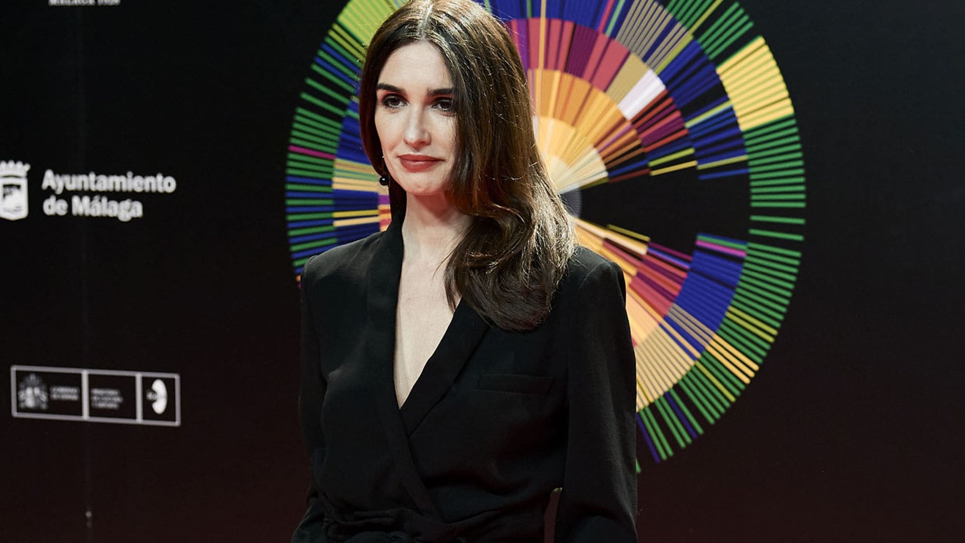 Paz Vega reafirma su idilio con las lentejuelas con su mono 'wrap' favorito