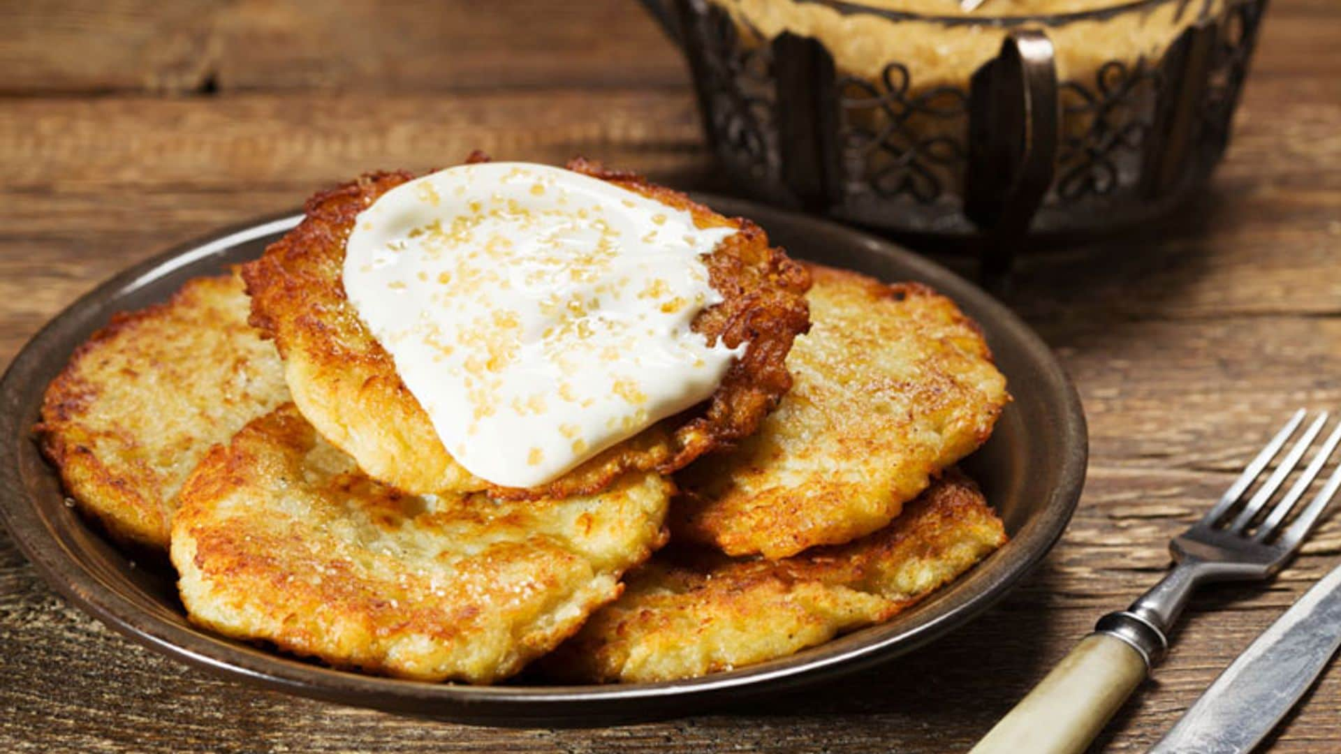 Tortitas de patata con azúcar moreno y 'cream sour'