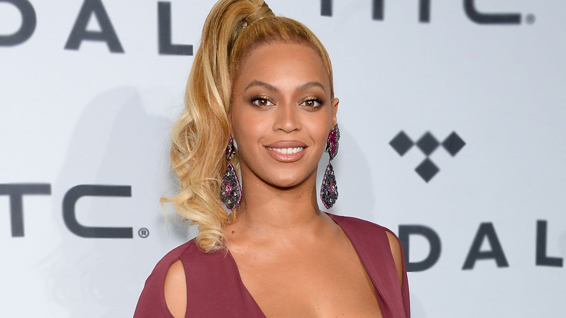 ¿Es un bañador de vinilo? Beyoncé juega al despiste, pero enloquece a sus fans