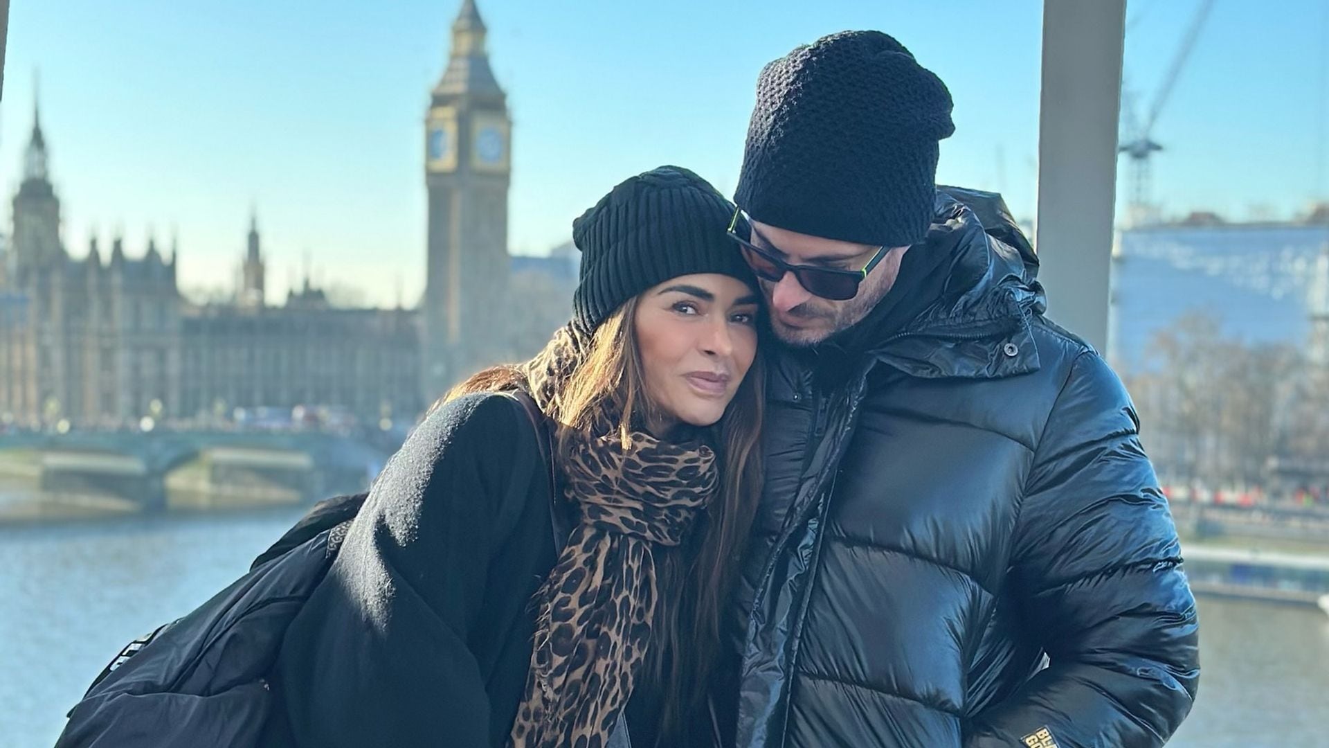 Con un candado, Galilea Montijo e Isaac Moreno sellaron su amor en París