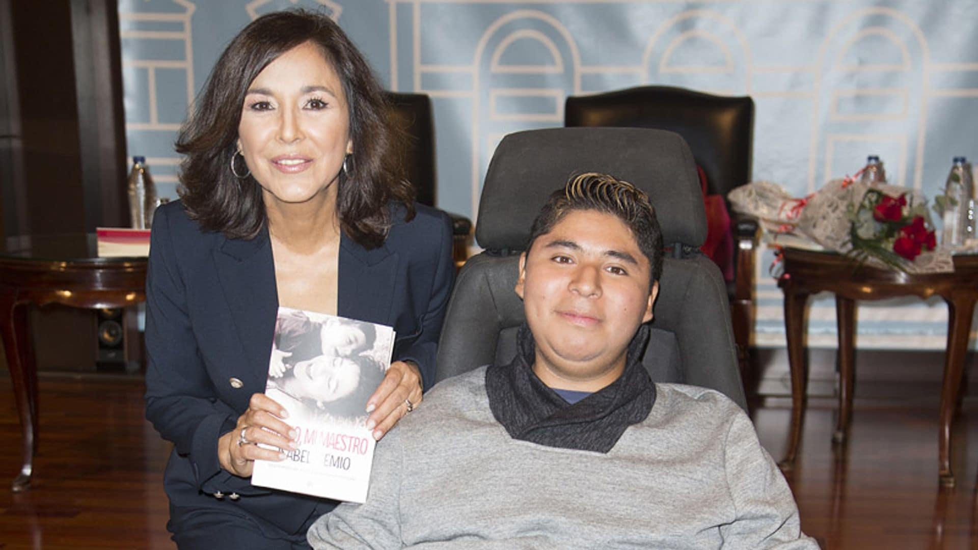 Isabel Gemio se emociona en la presentación del libro sobre su hijo Gustavo, que padece una enfermedad degenerativa