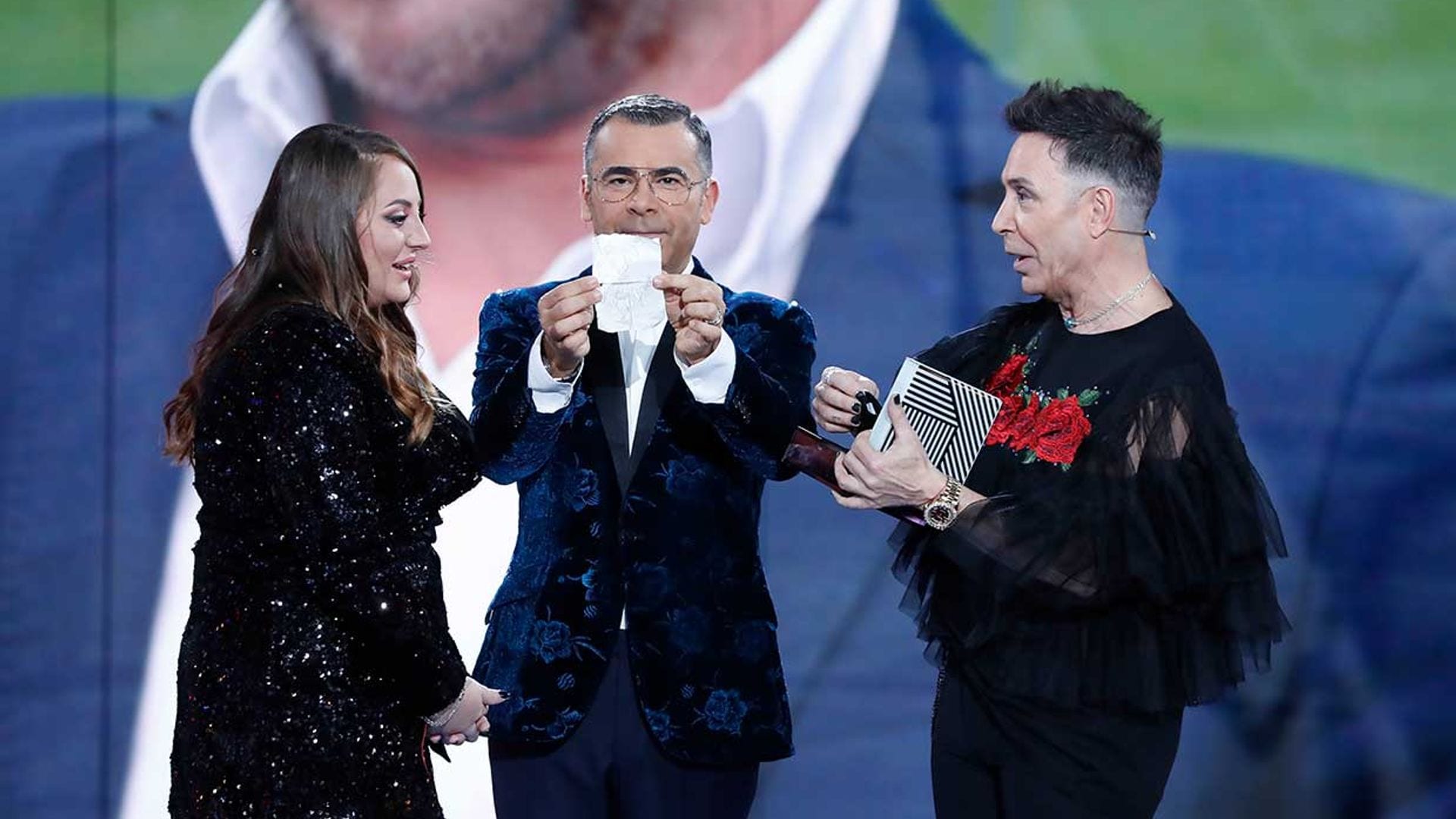 Rocío Flores recibe un emotivo regalo de su abuela de manos del Maestro Joao