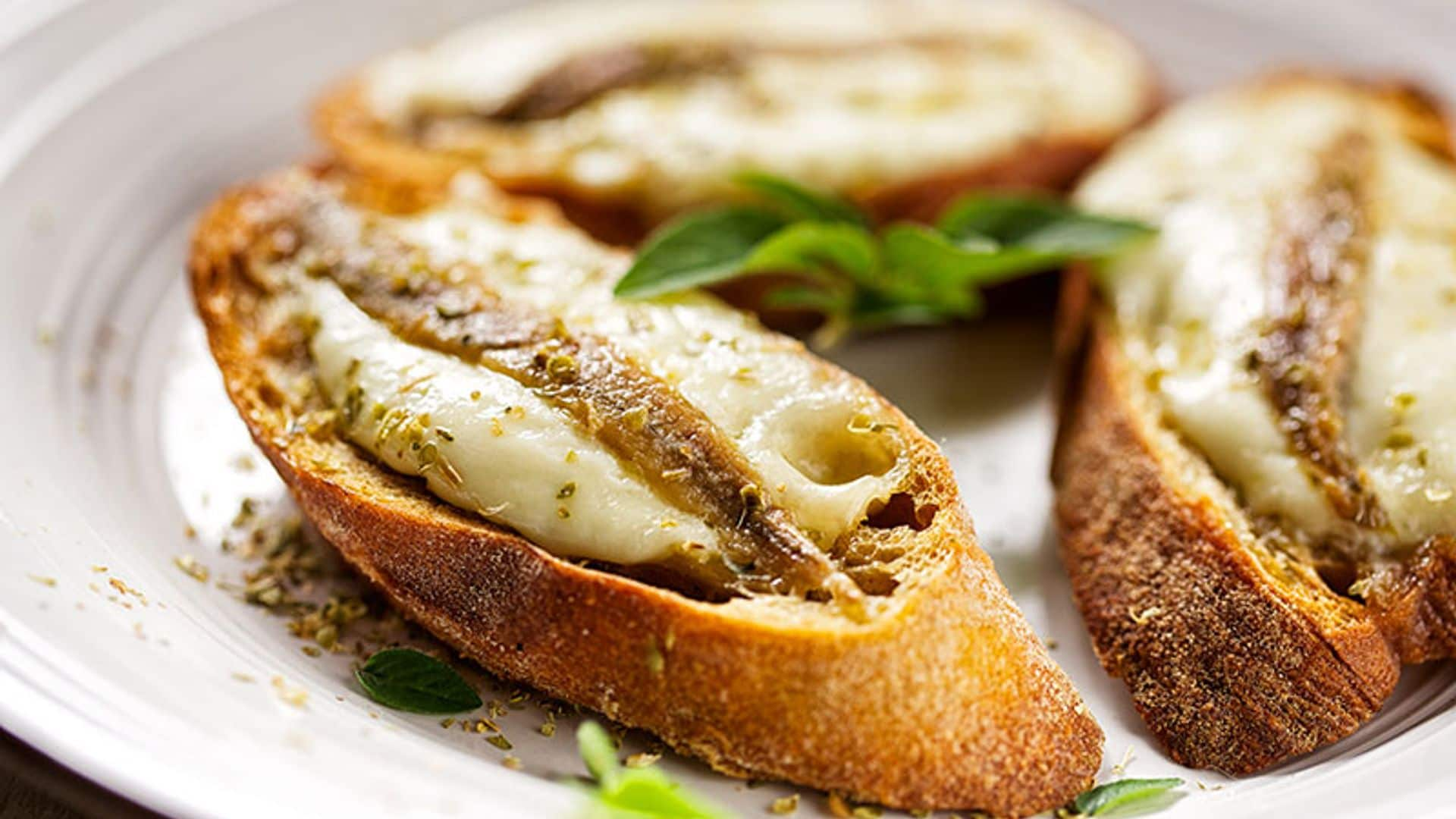 Tosta de anchoa con crema de queso