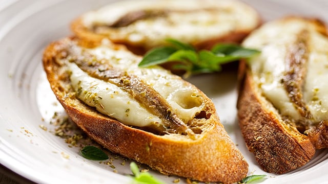 tosta de anchoa con crema de queso