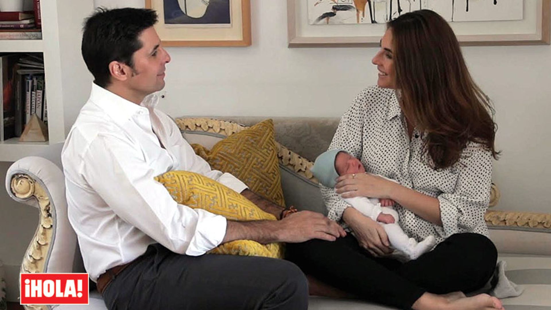 Los cariñosos gestos de Francisco Rivera y Lourdes Montes con su hijo posando para ¡HOLA!