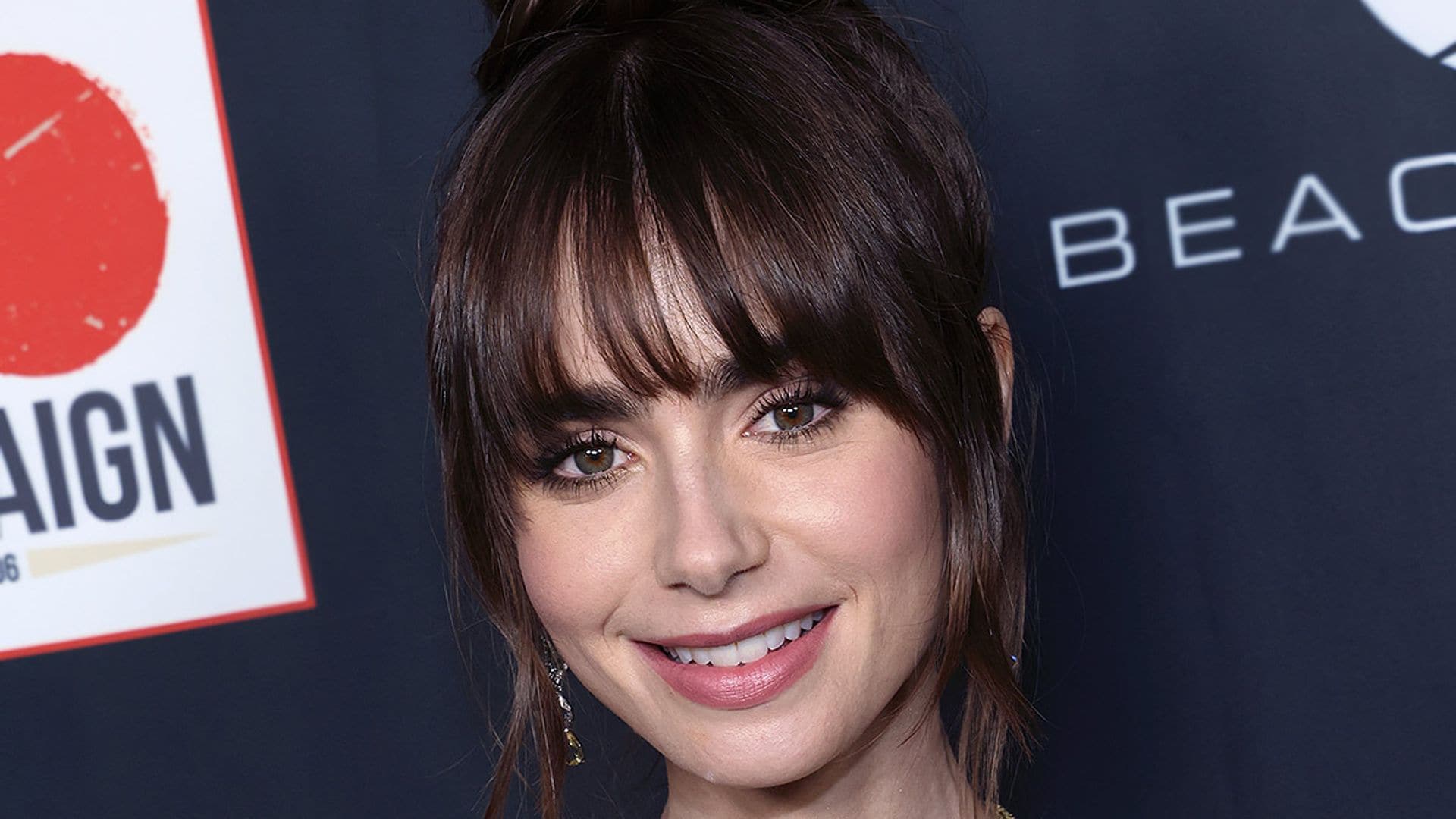 Lily Collins se atreve con el vestido de red y lentejuelas que adoran las 'influencers'