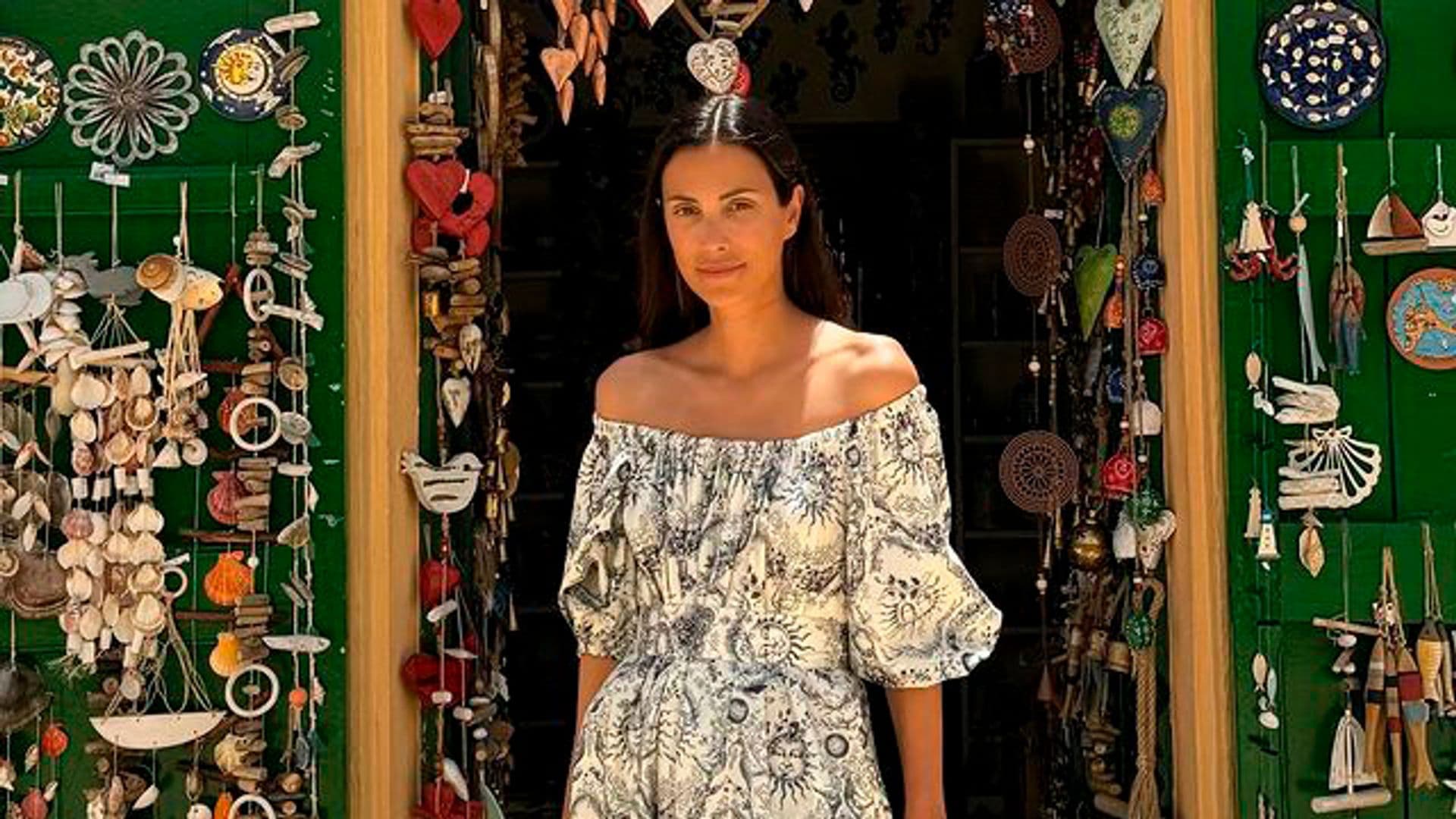 Sassa de Osma estrena un vestido estampado y escote 'Bardot' con sandalias planas en Formentera