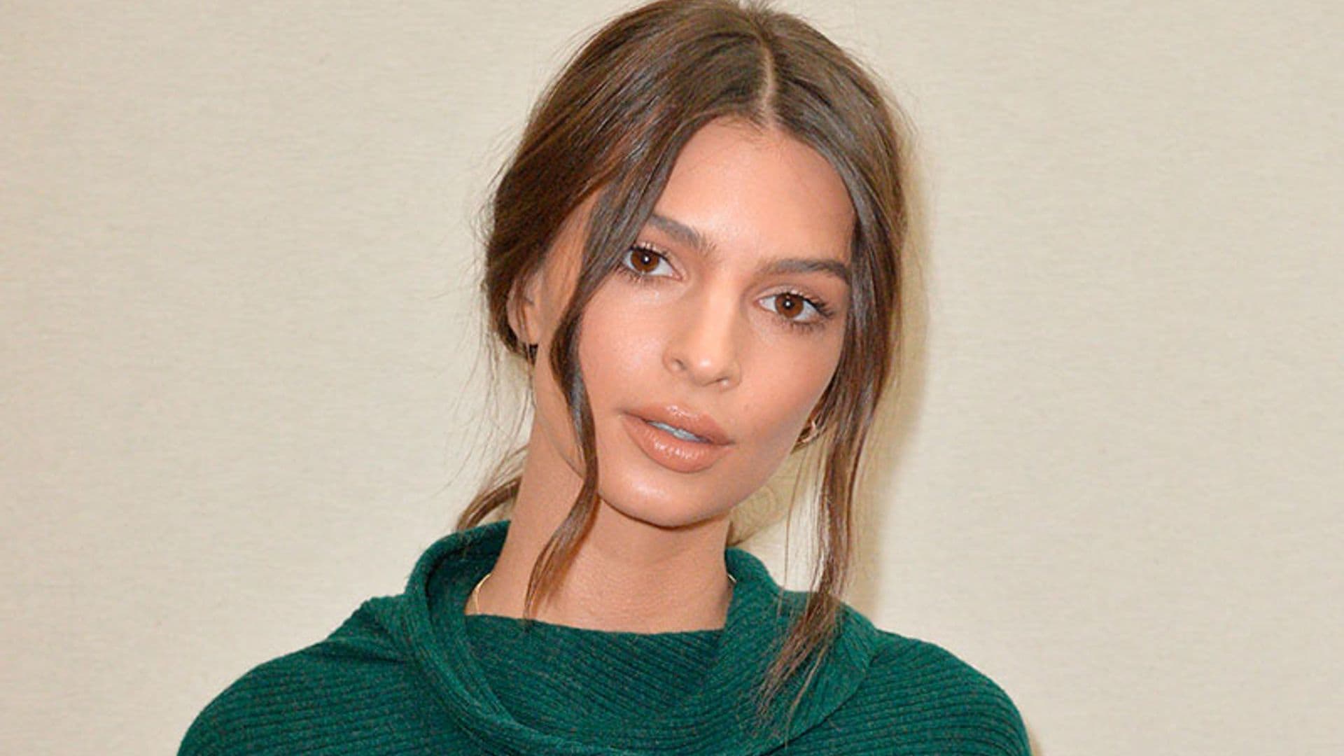 Las rayas diplomáticas son el nuevo ‘must’ de Emily Ratajkowski