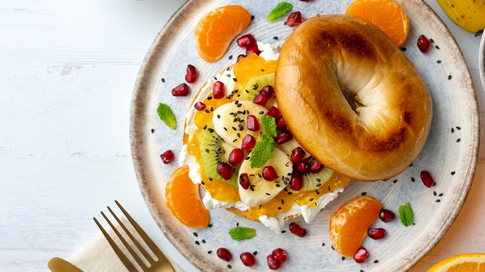 Bagel con fruta, mermelada y queso