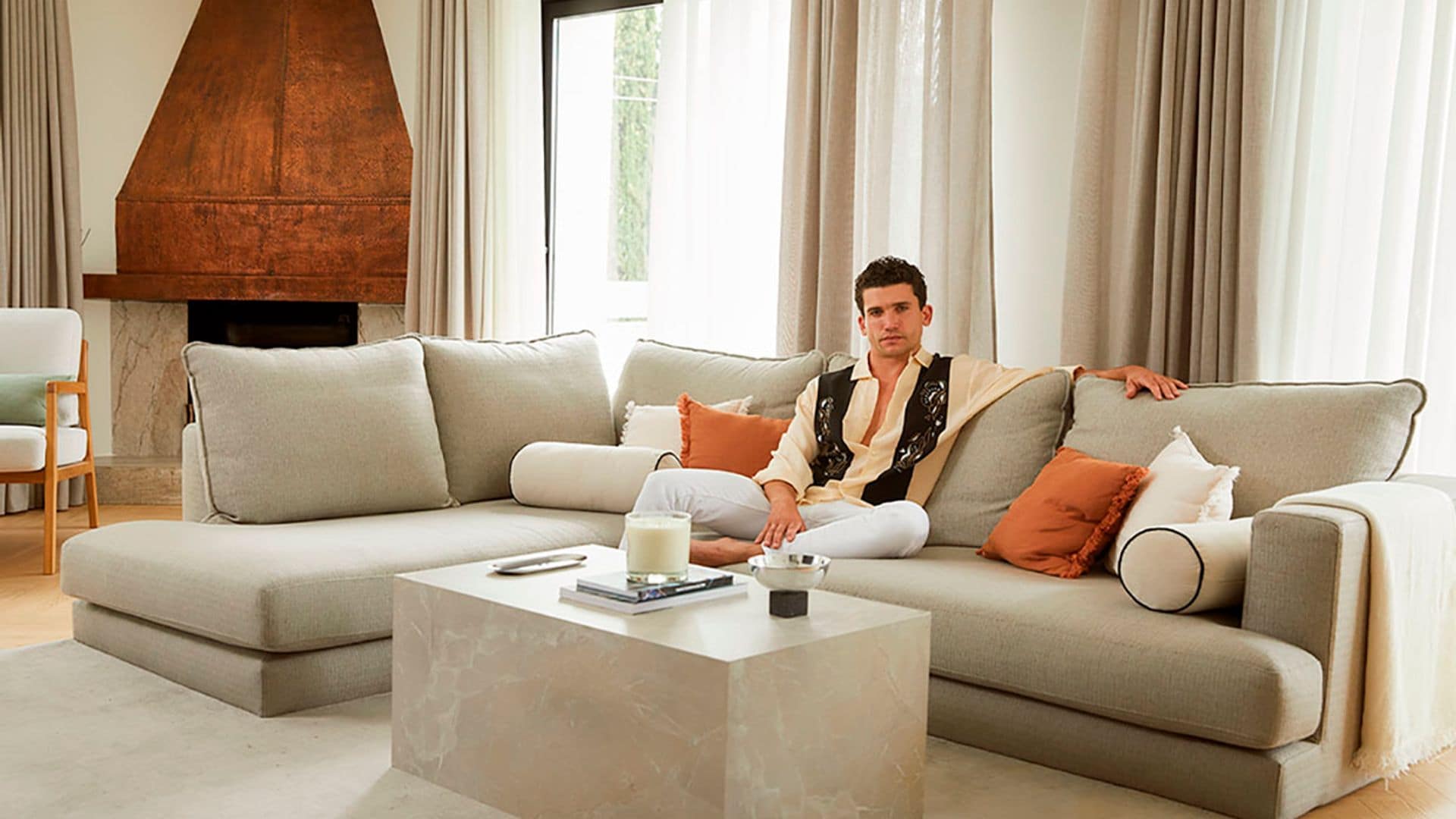 Moderna, cómoda y luminosa: así es la nueva casa del actor Jaime Lorente