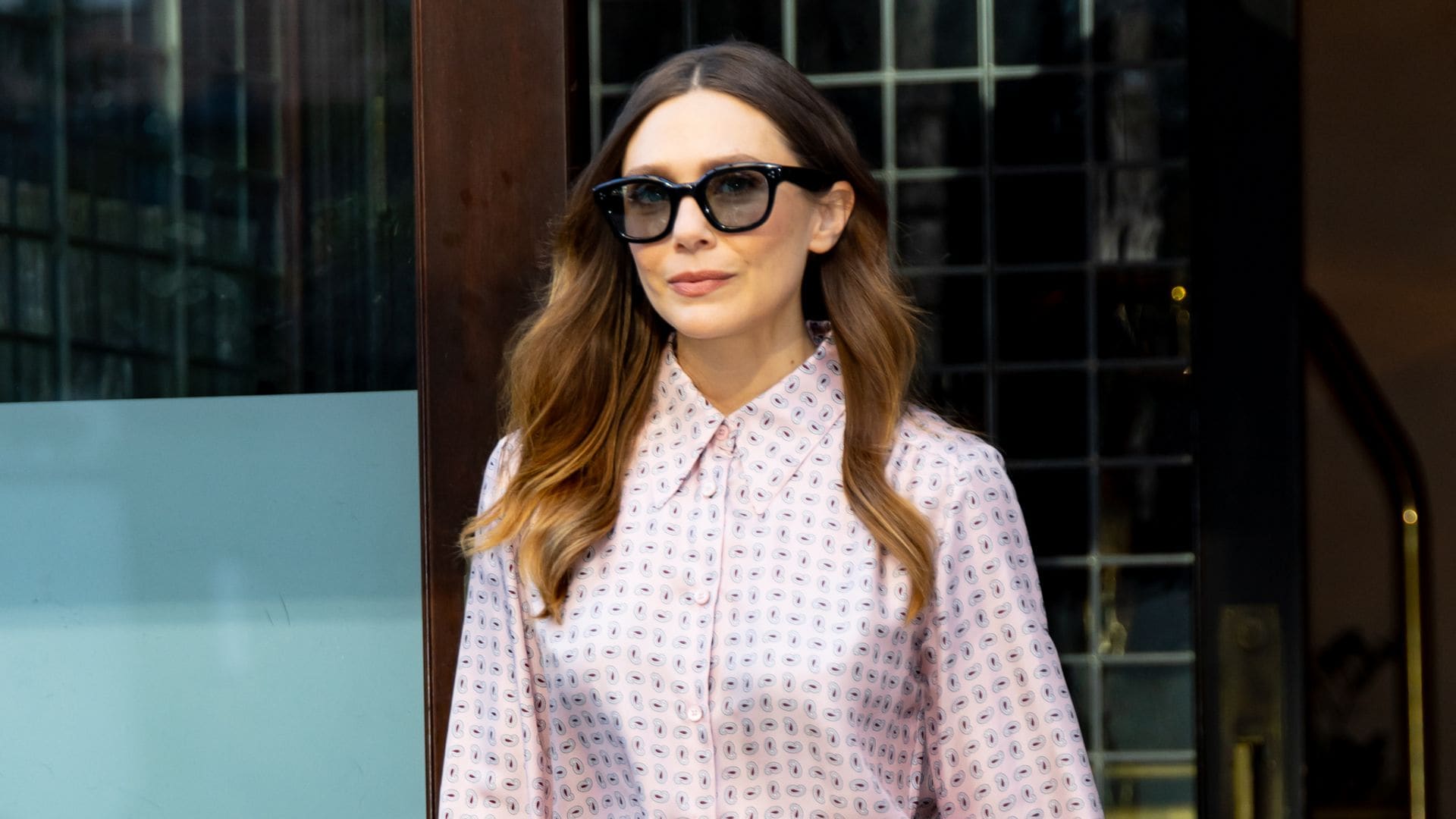 Elizabeth Olsen vuelve al cine en Nueva York con dos supertendencias: look 'coquette' y minivestido de lentejuelas